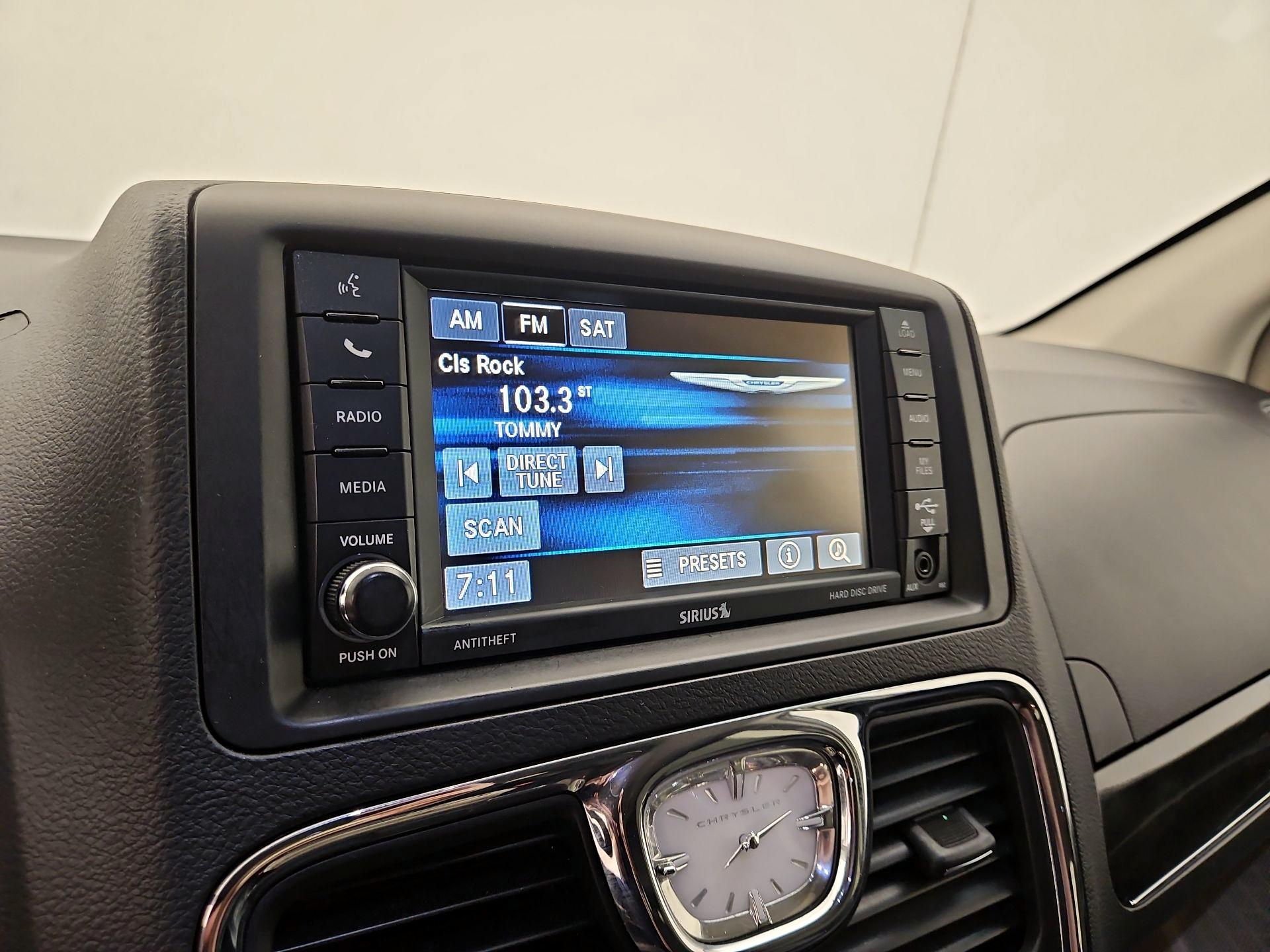 Thumbnail: 2016 Chrysler Town & Country - 15