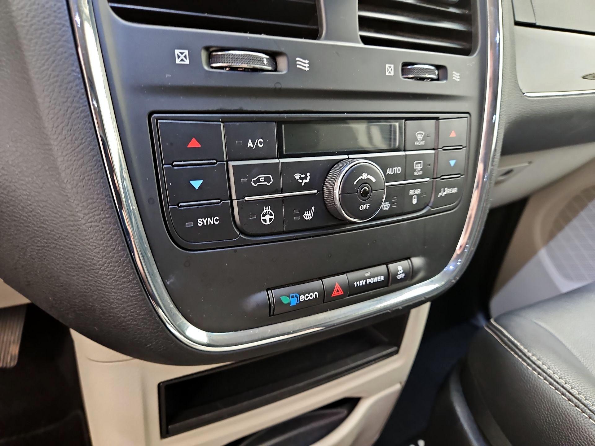 Thumbnail: 2016 Chrysler Town & Country - 16