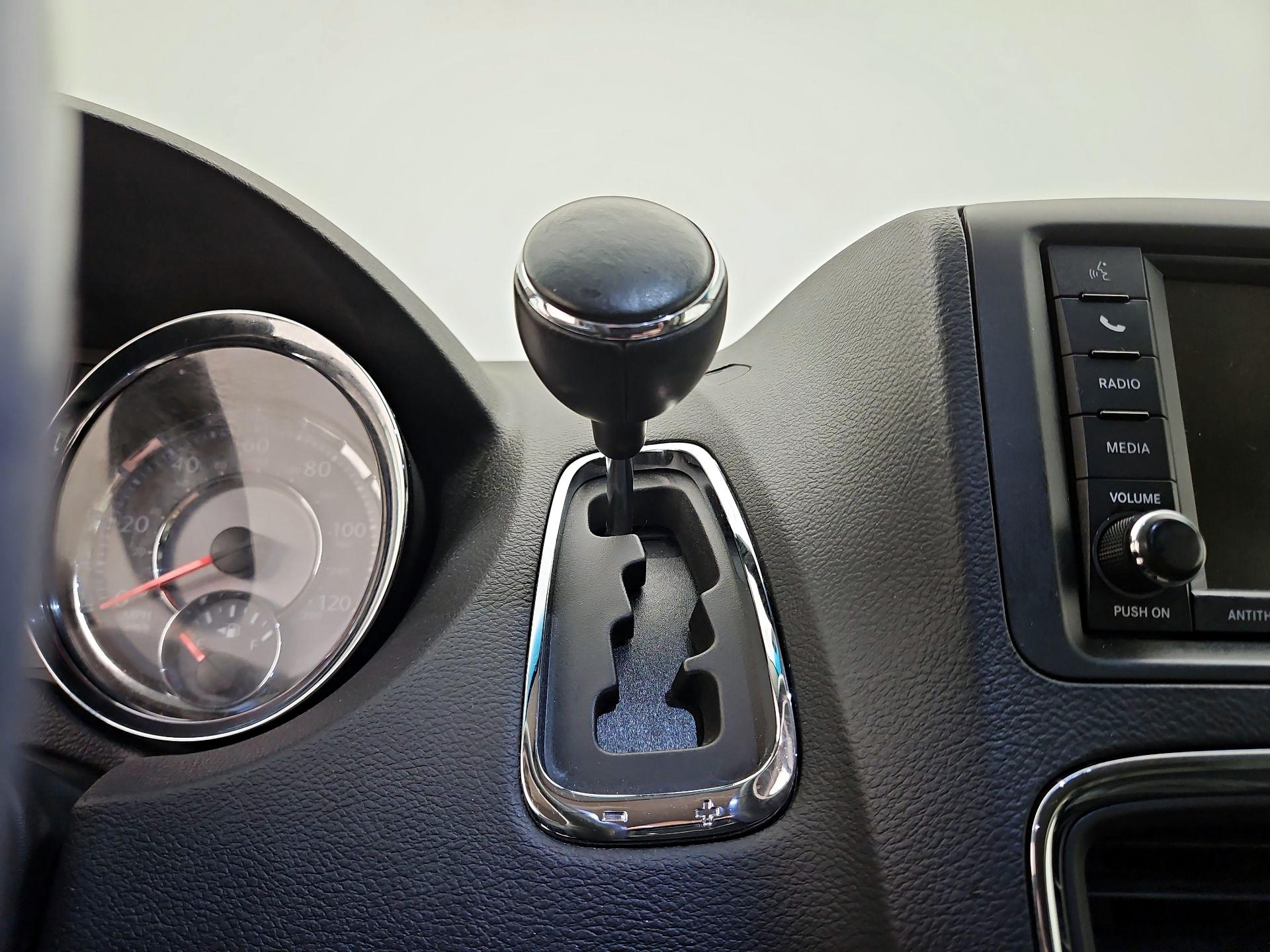 Thumbnail: 2016 Chrysler Town & Country - 17