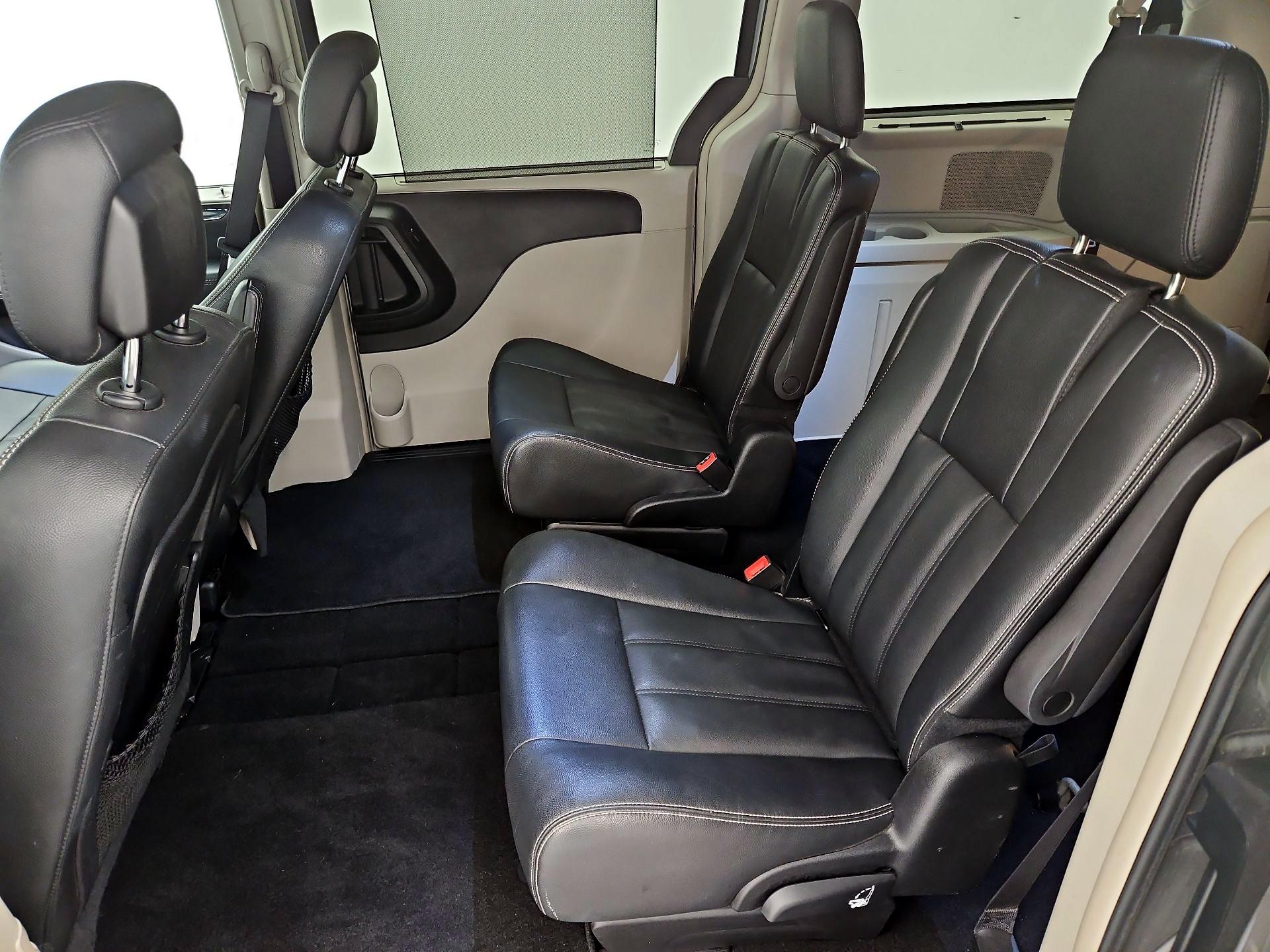 Thumbnail: 2016 Chrysler Town & Country - 19
