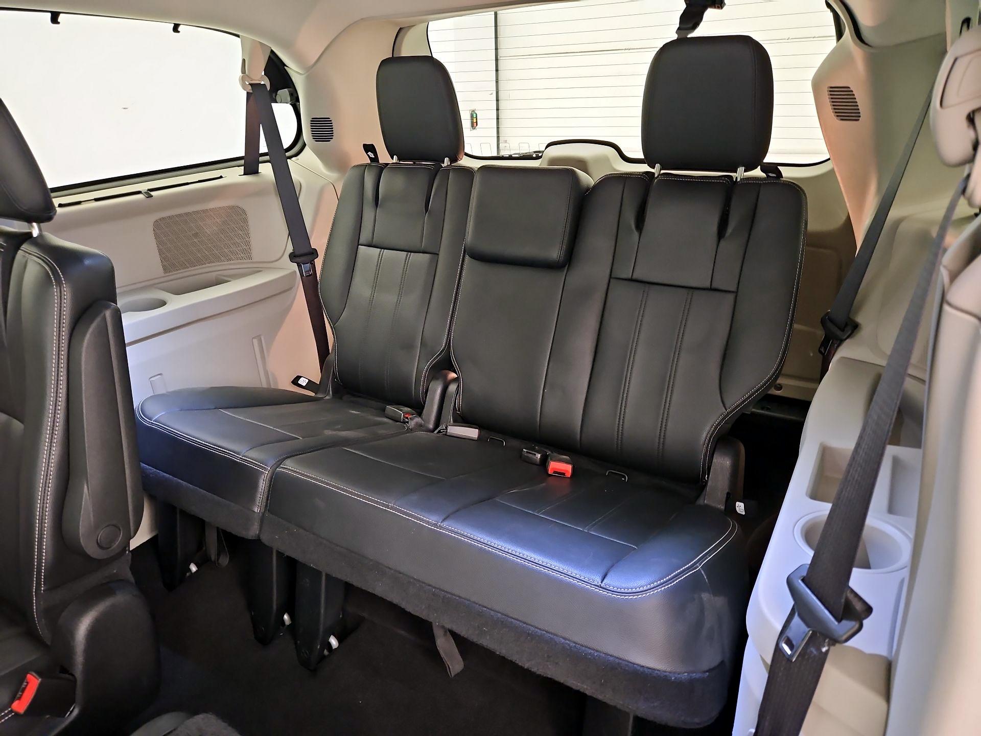 Thumbnail: 2016 Chrysler Town & Country - 20