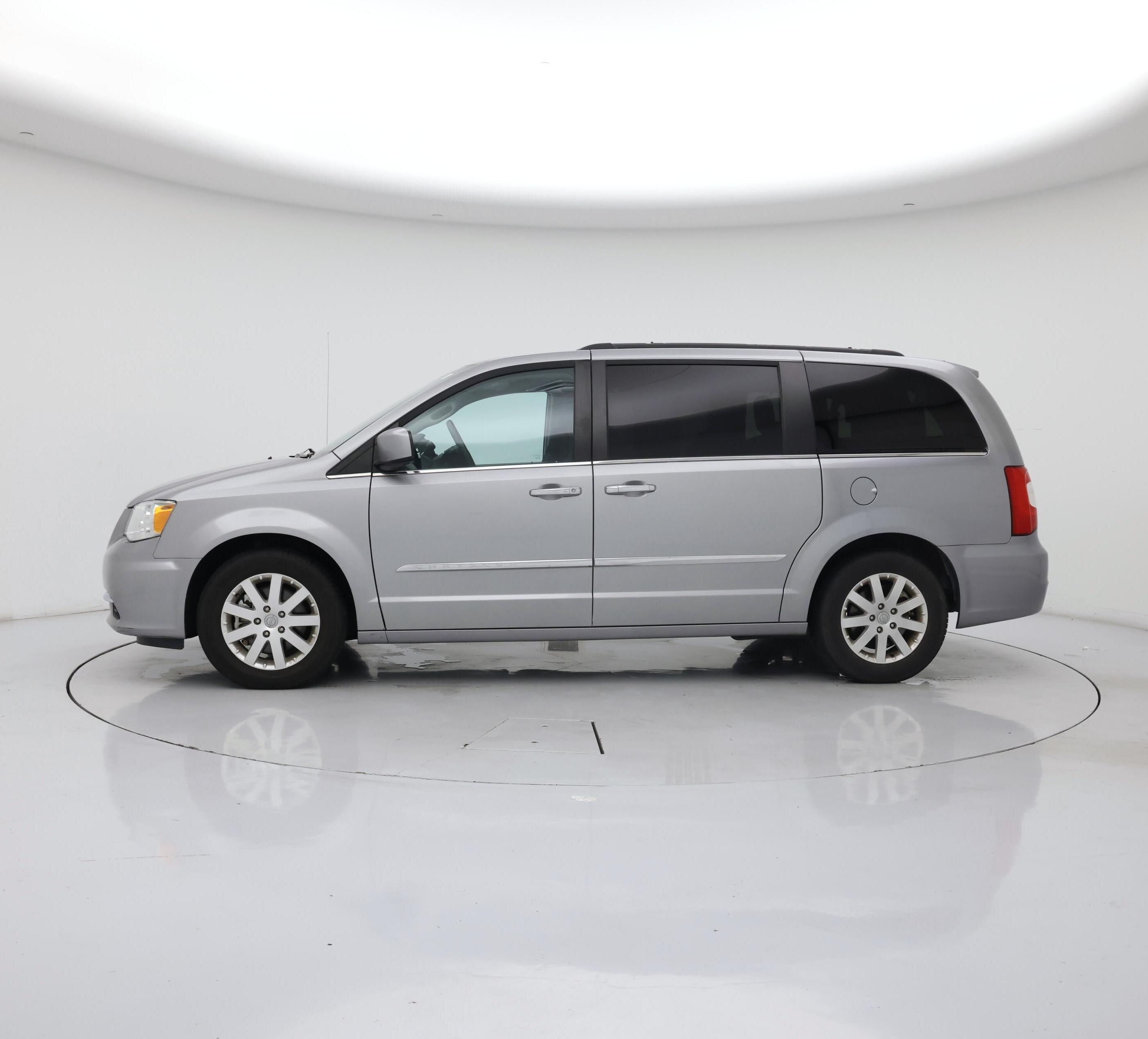 Thumbnail: 2016 Chrysler Town & Country - 3