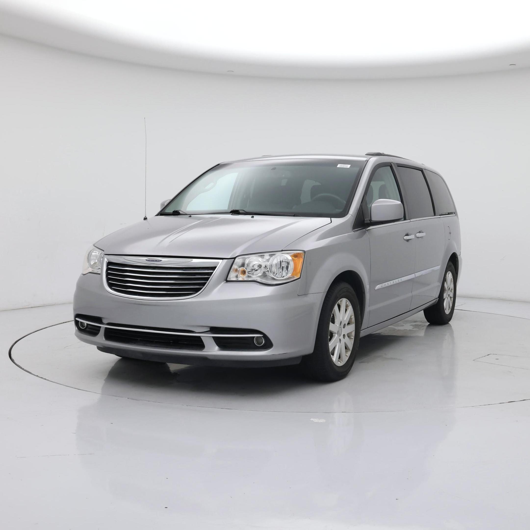 Thumbnail: 2016 Chrysler Town & Country - 4