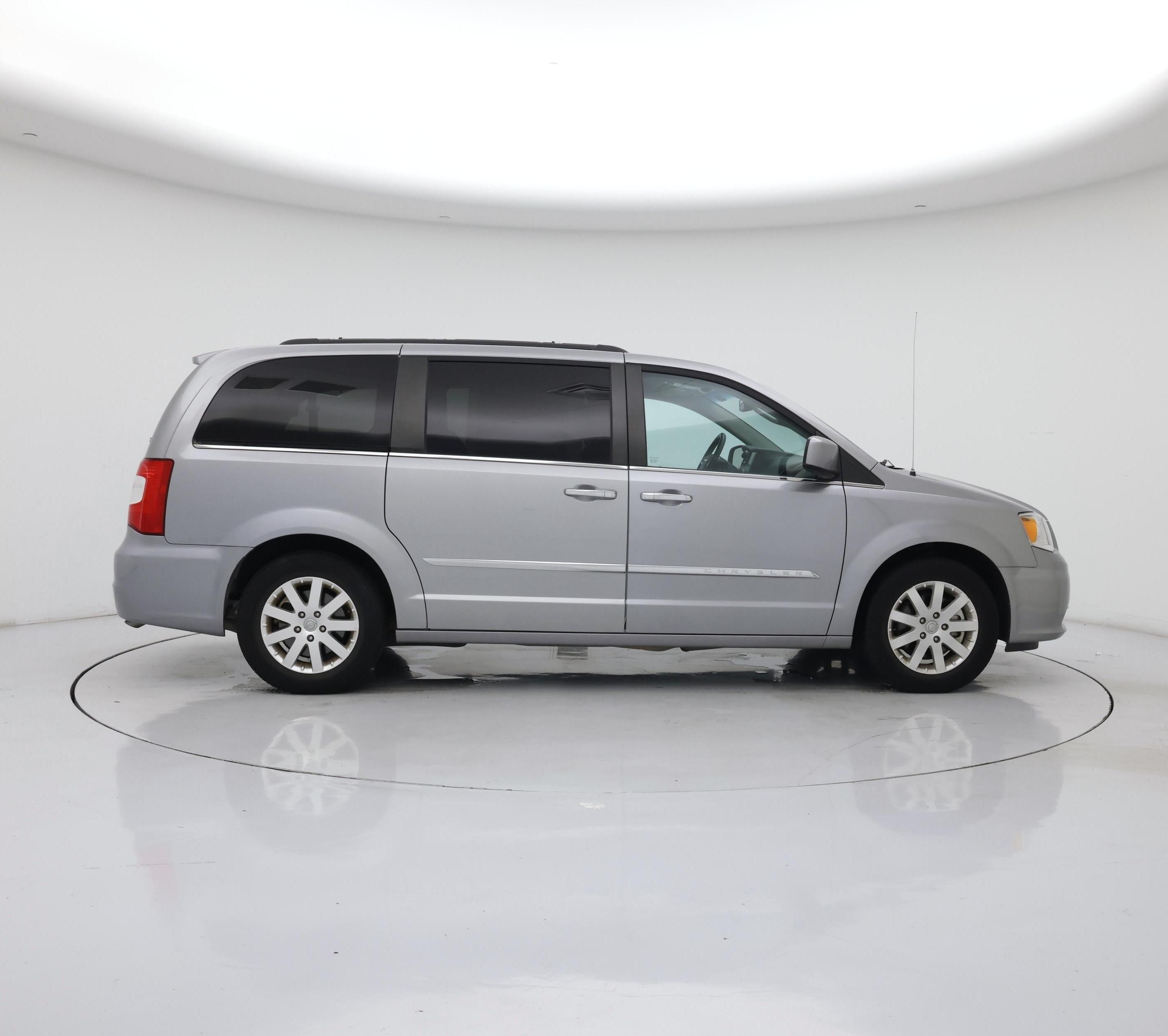 Thumbnail: 2016 Chrysler Town & Country - 7