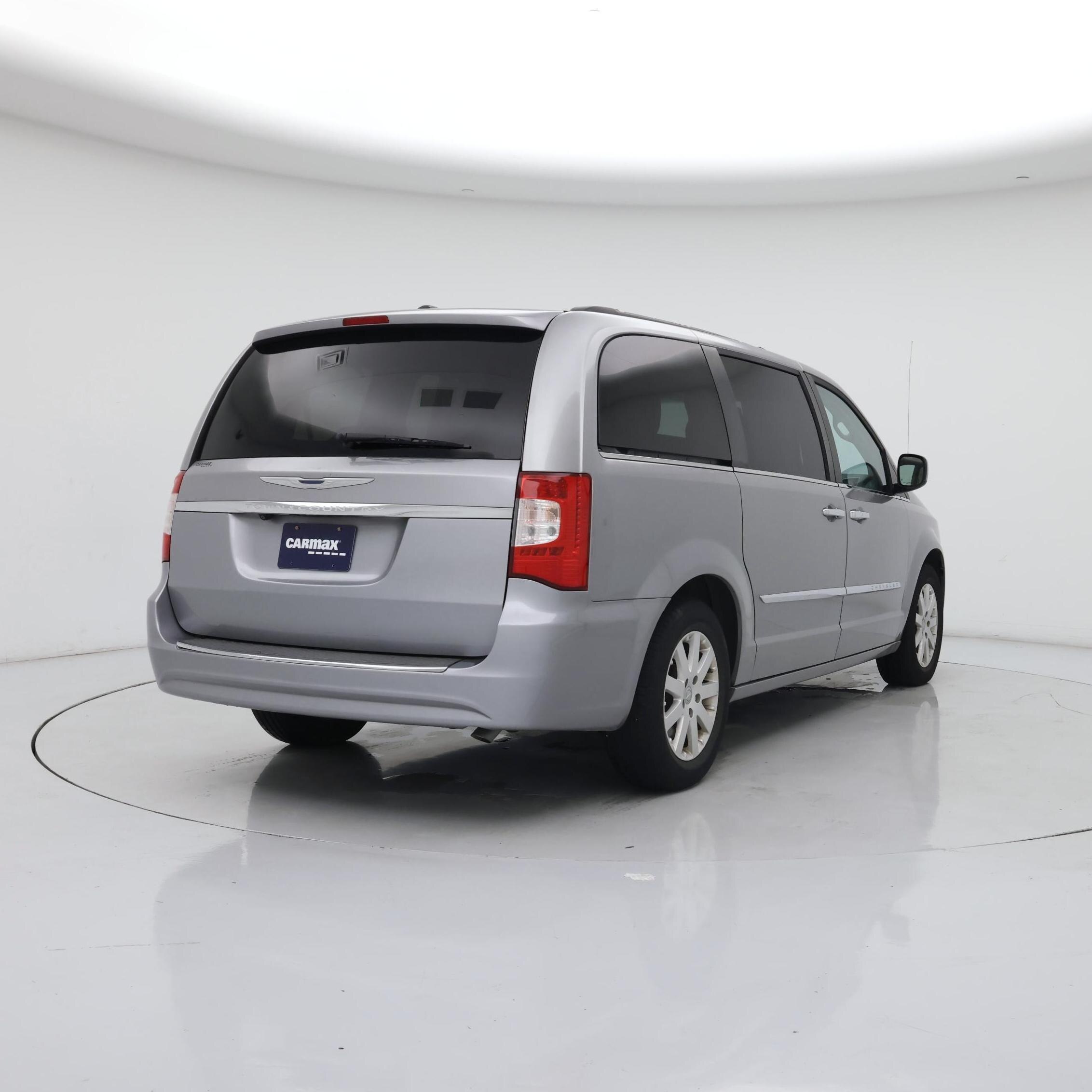 Thumbnail: 2016 Chrysler Town & Country - 8