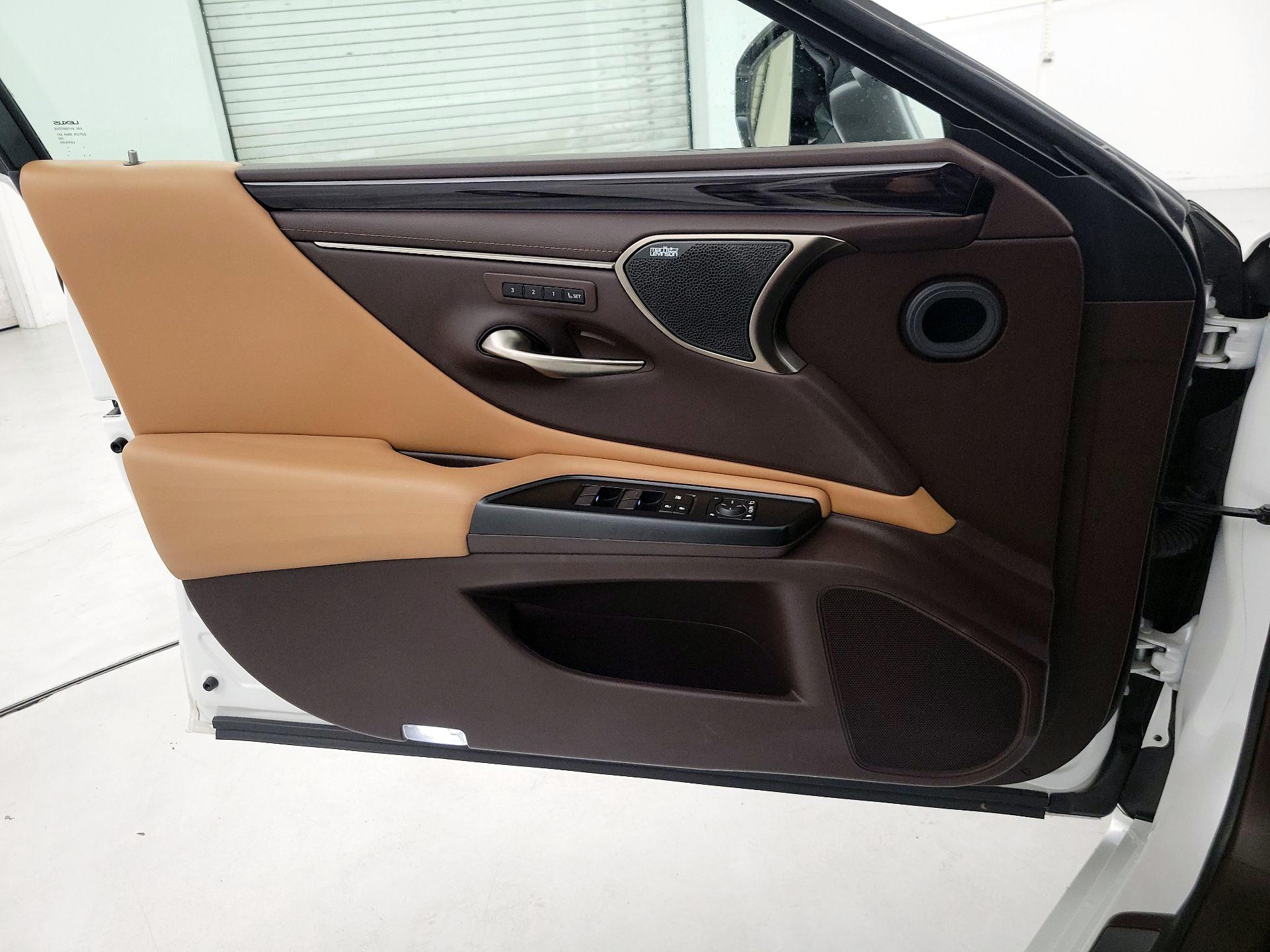 Thumbnail: 2020 Lexus ES - 12