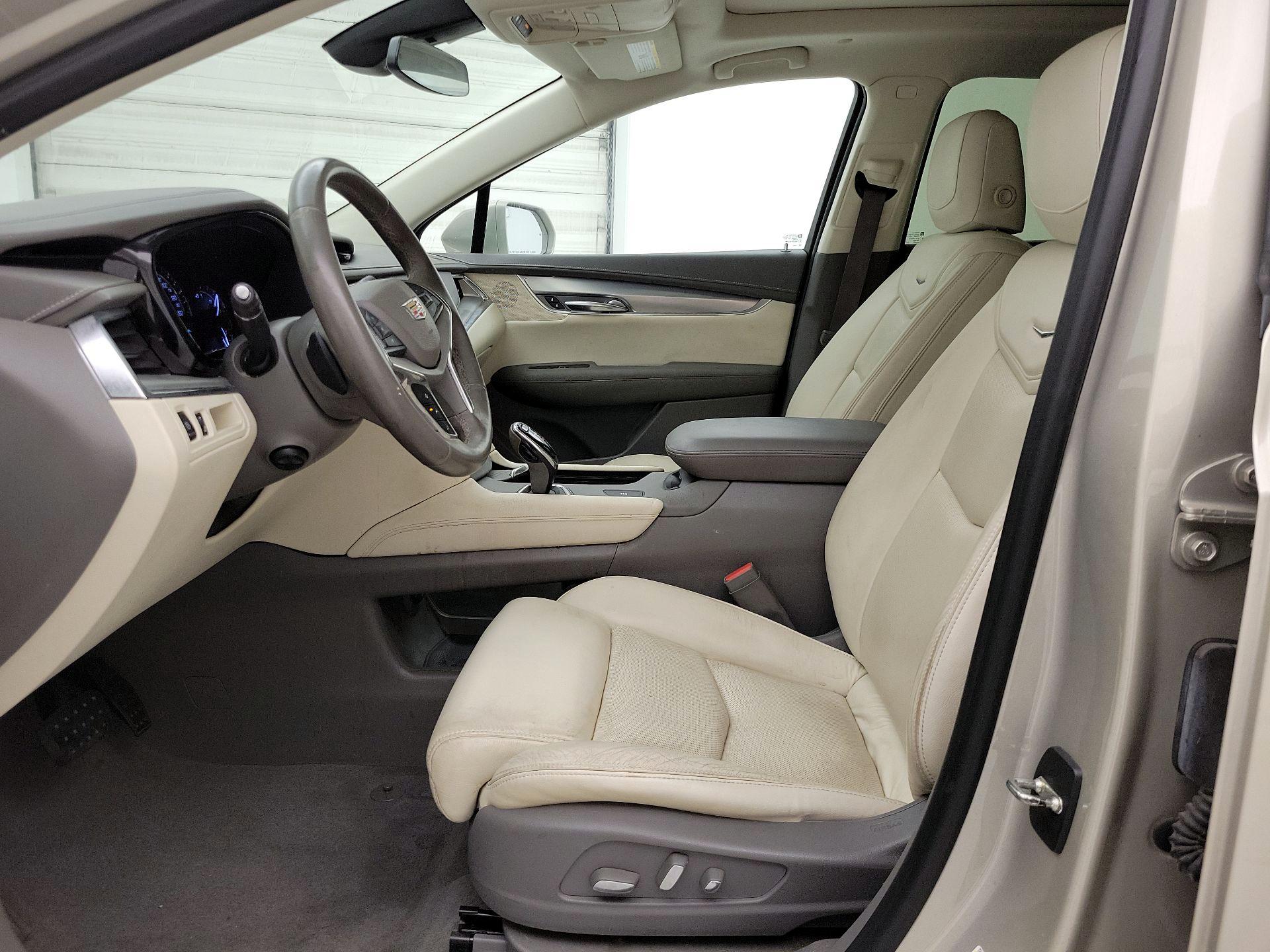 Thumbnail: 2017 Cadillac XT5 - 11