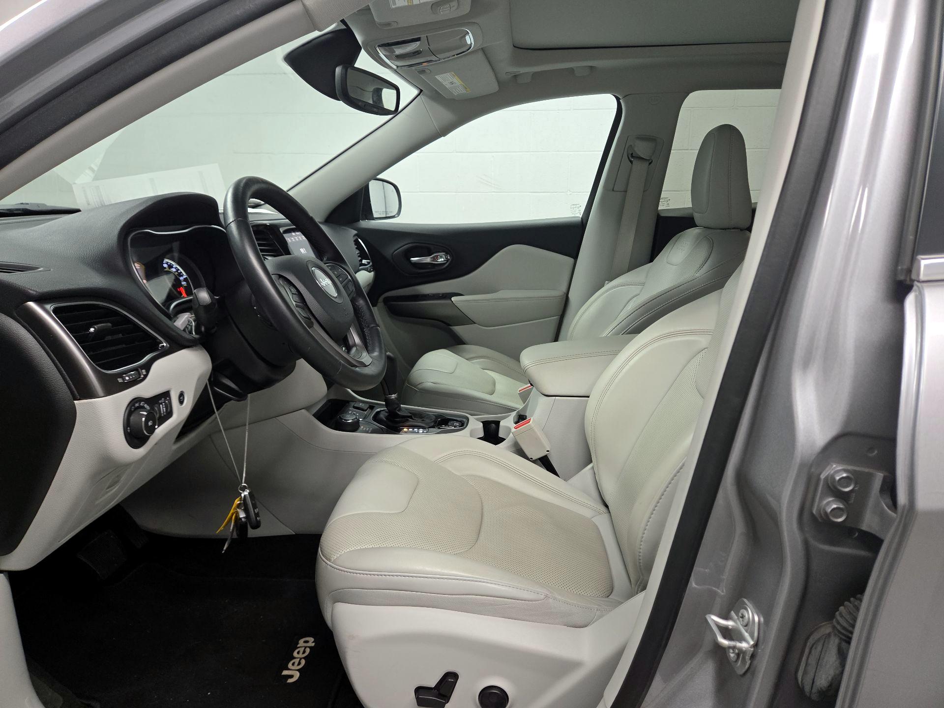 Thumbnail: 2019 Jeep Cherokee - 11