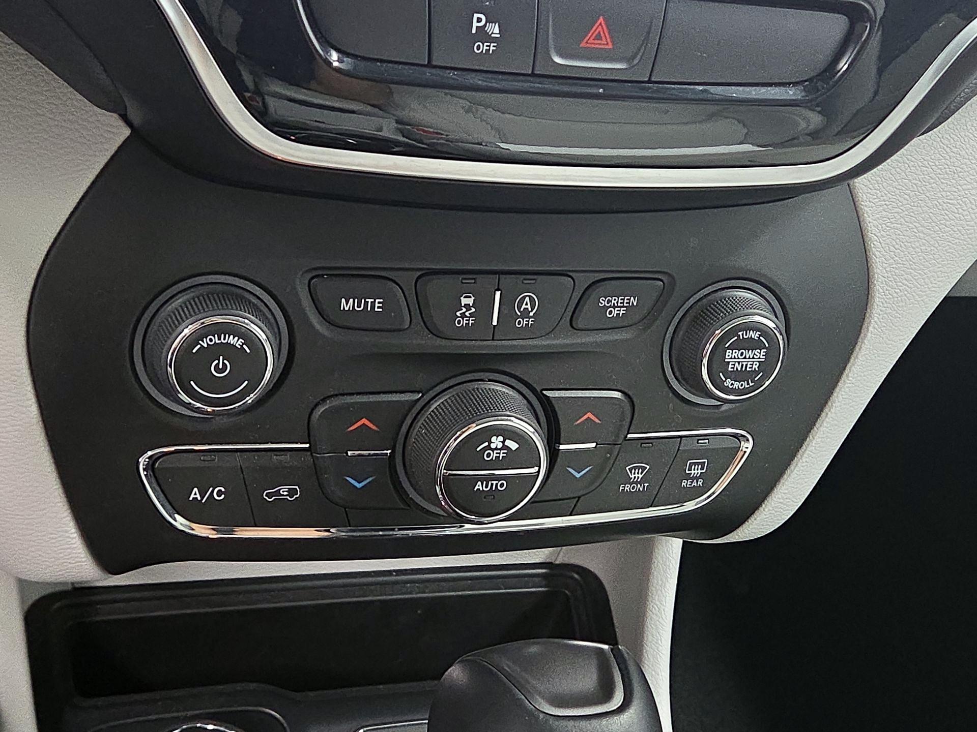 Thumbnail: 2019 Jeep Cherokee - 15