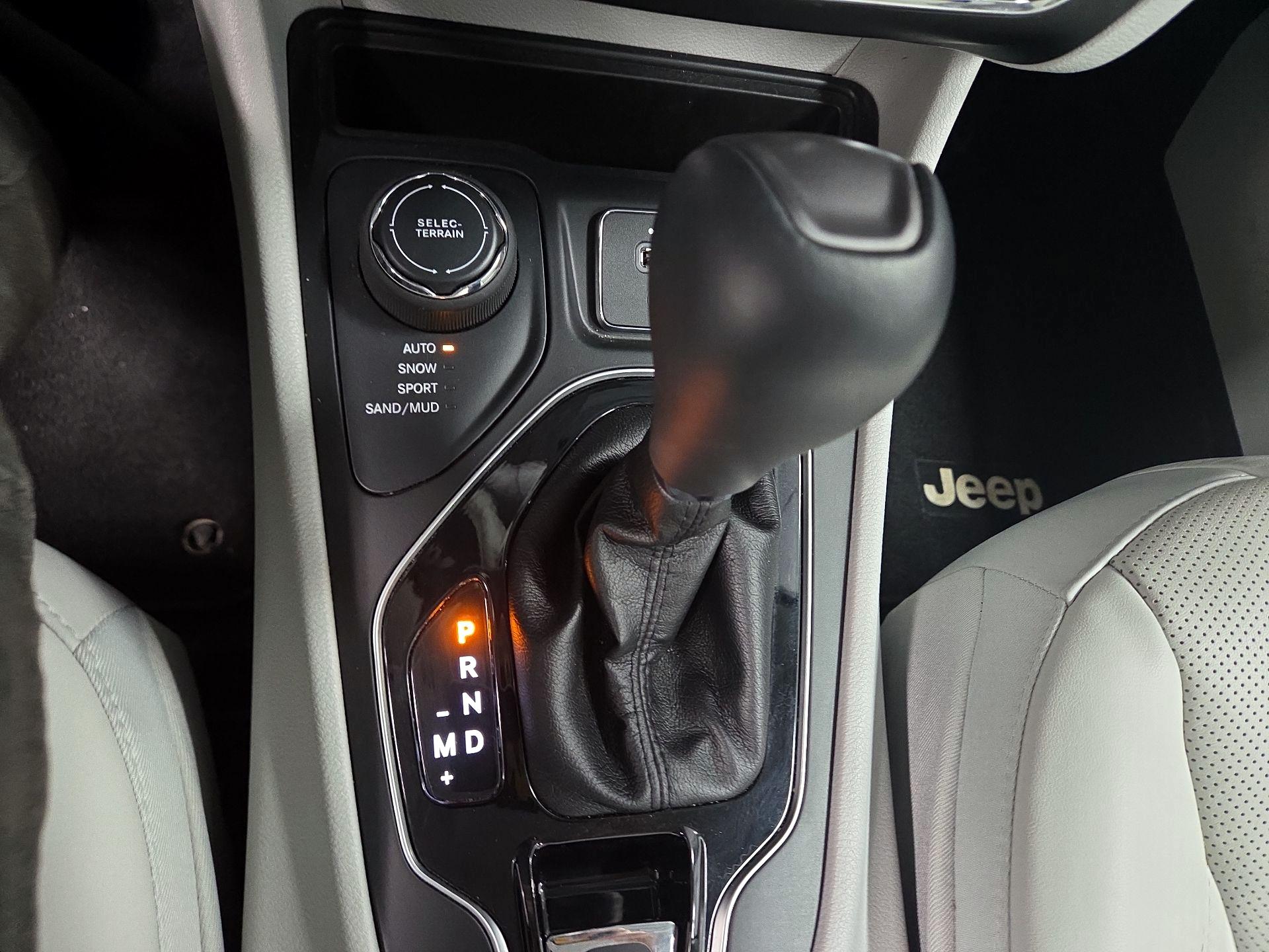 Thumbnail: 2019 Jeep Cherokee - 16