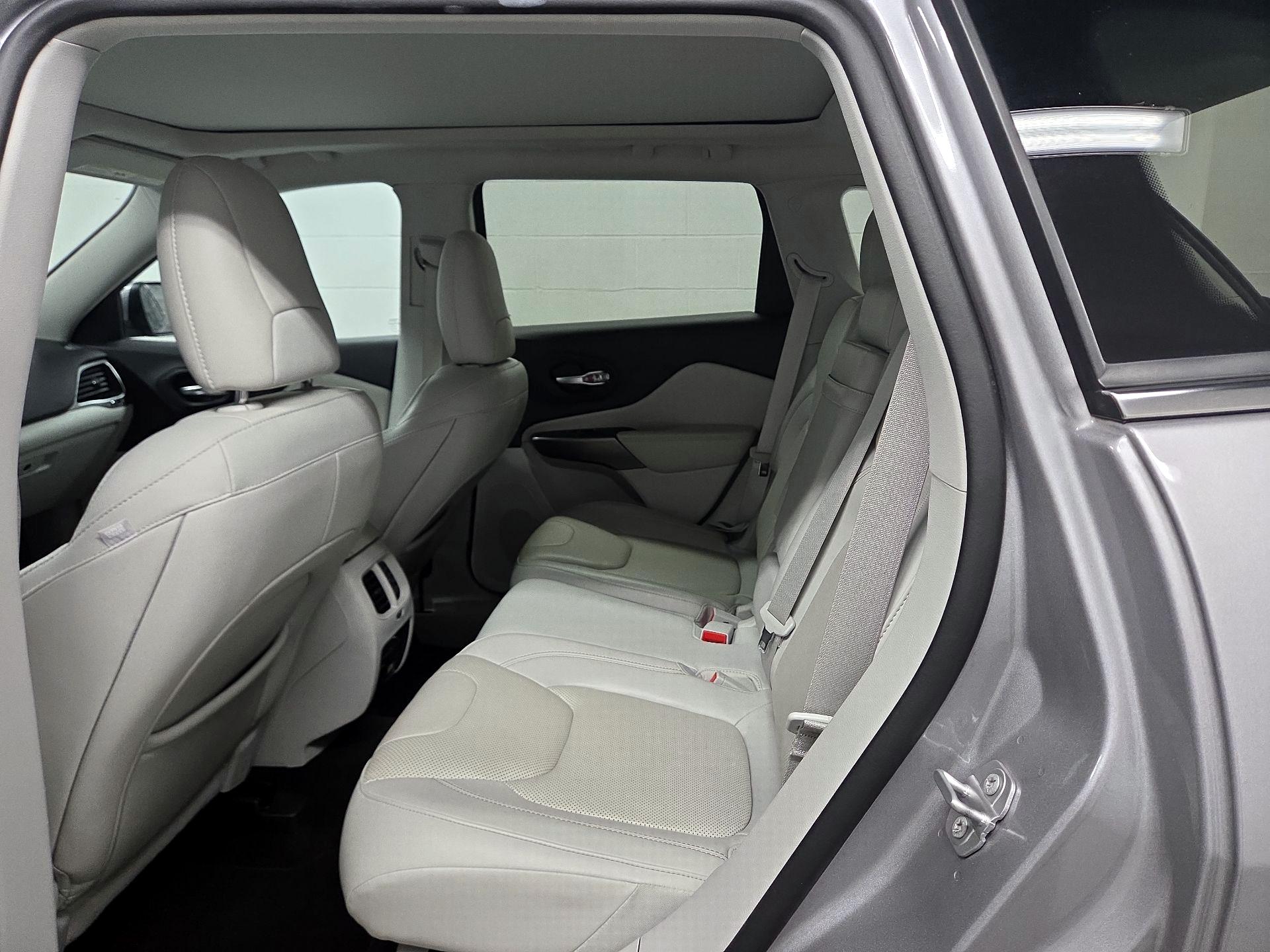 Thumbnail: 2019 Jeep Cherokee - 17