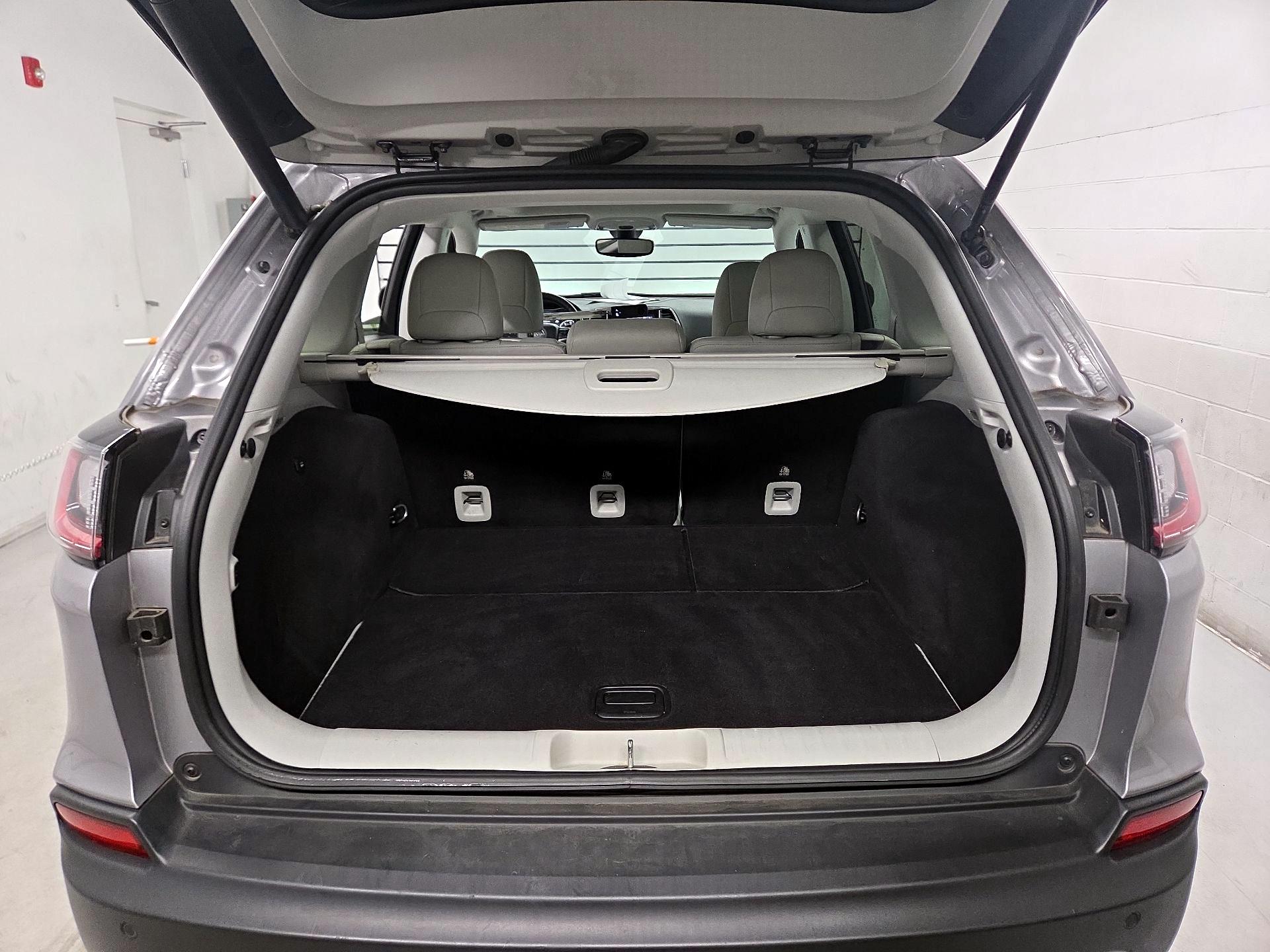 Thumbnail: 2019 Jeep Cherokee - 18