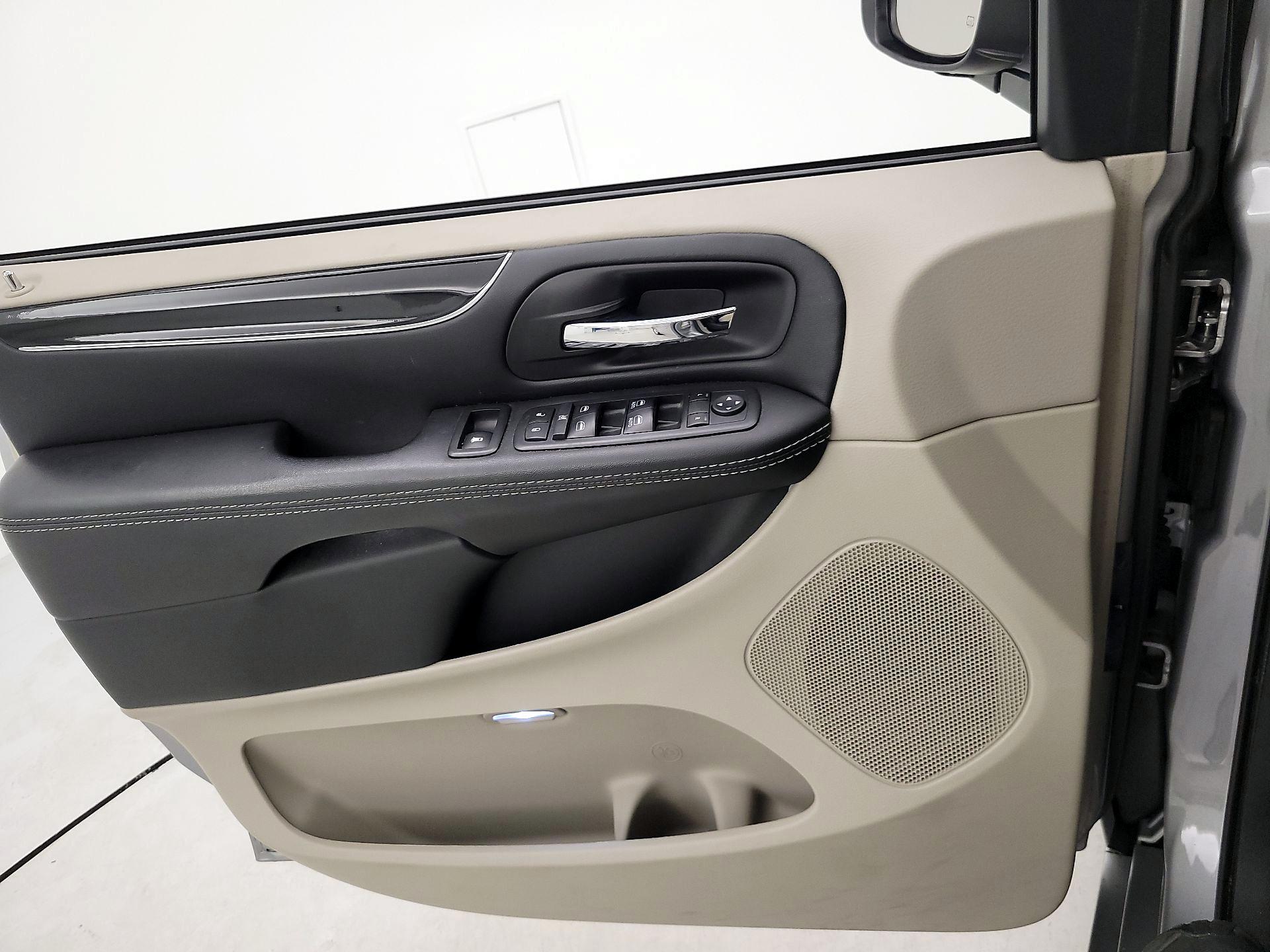 Thumbnail: 2018 Dodge Grand Caravan - 12