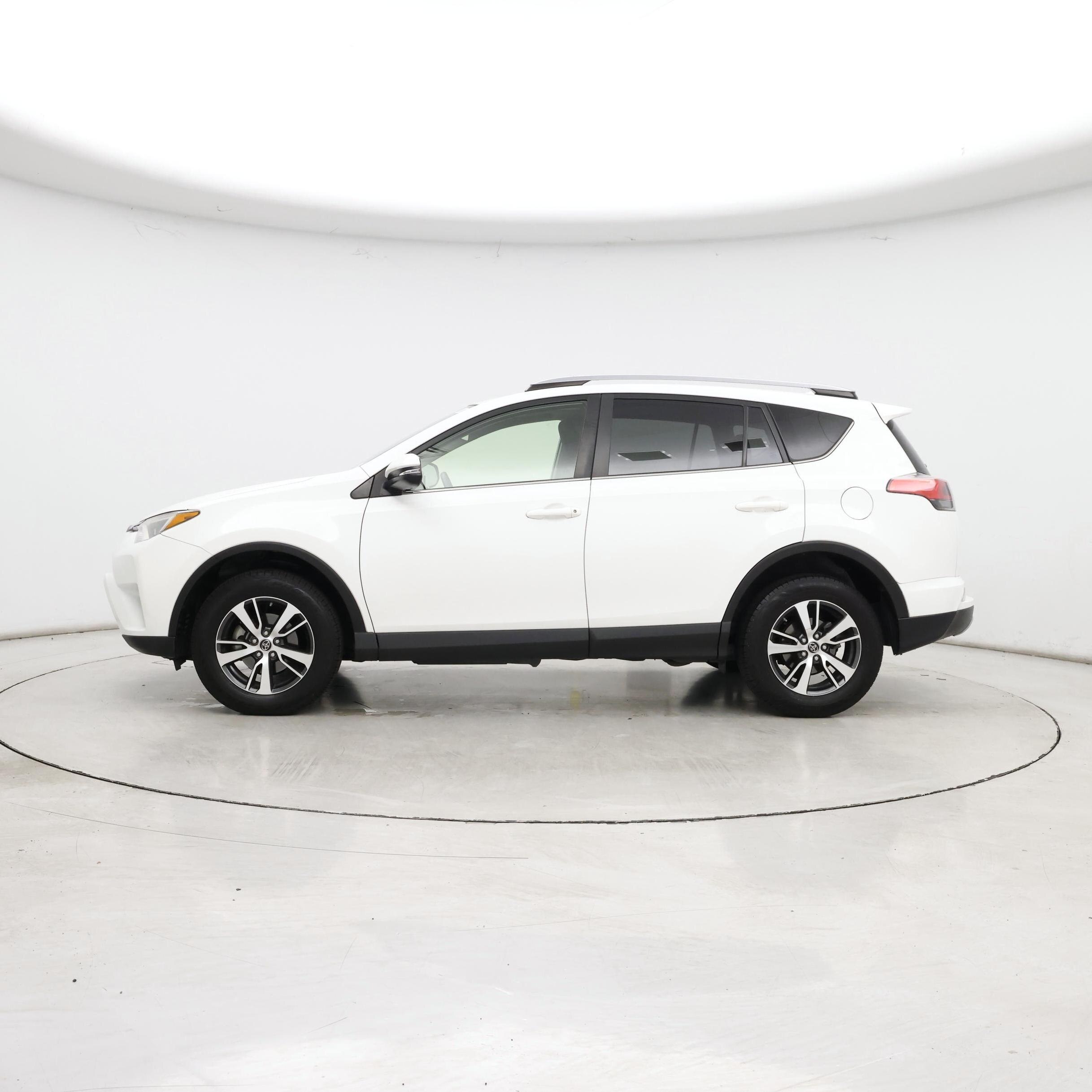 Thumbnail: 2018 Toyota RAV4 - 3