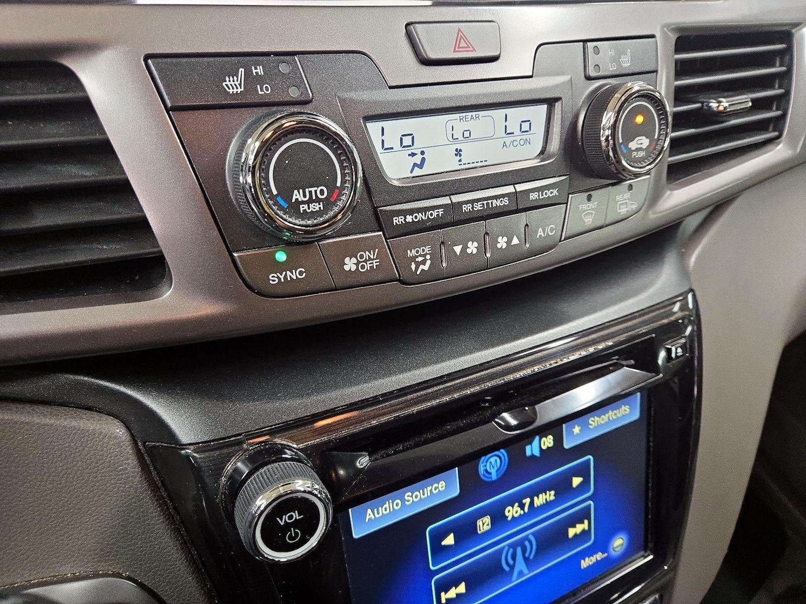 2016 Honda Odyssey Touring Elite - Photo 18