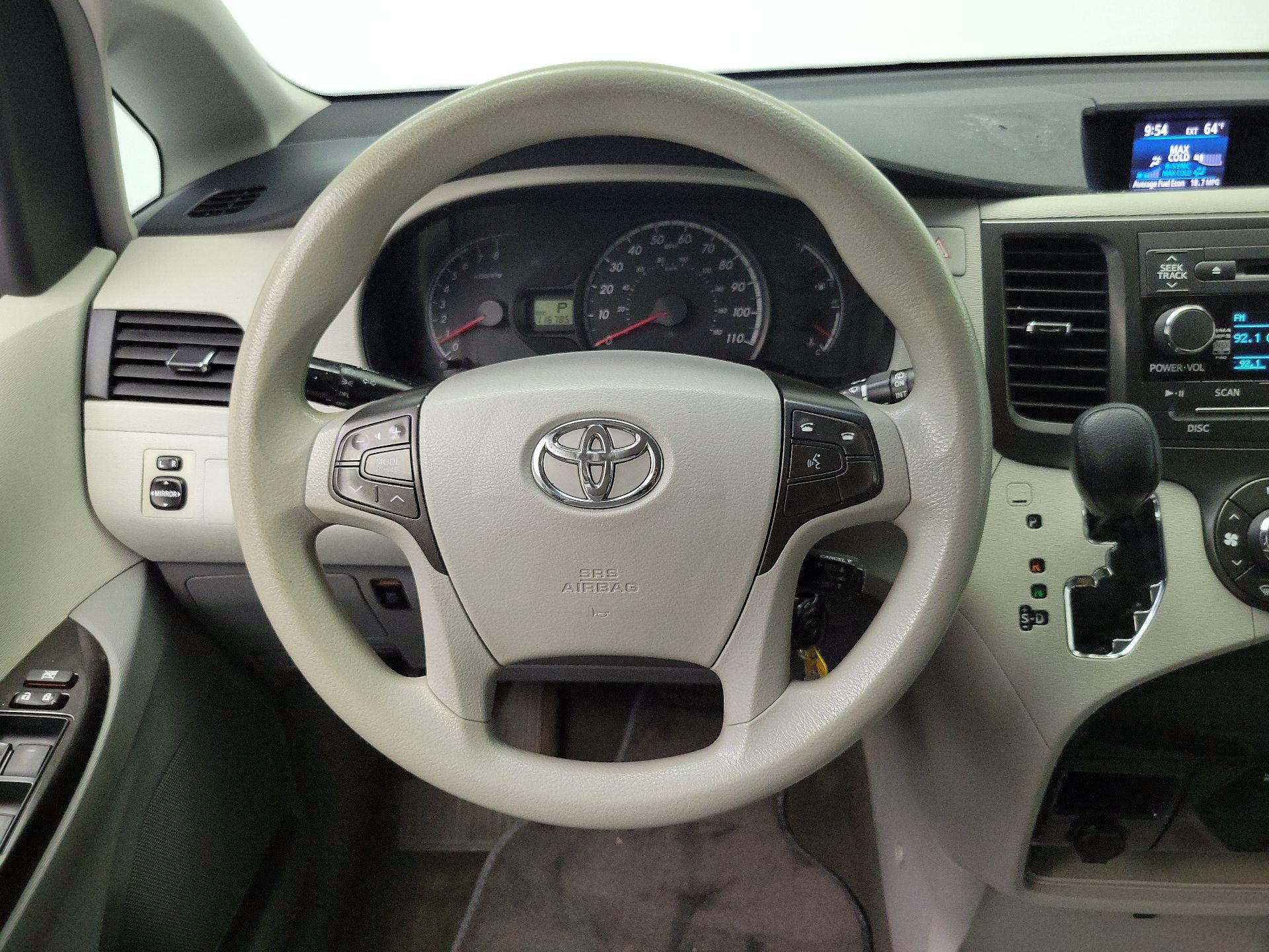 Thumbnail: 2014 Toyota Sienna - 10