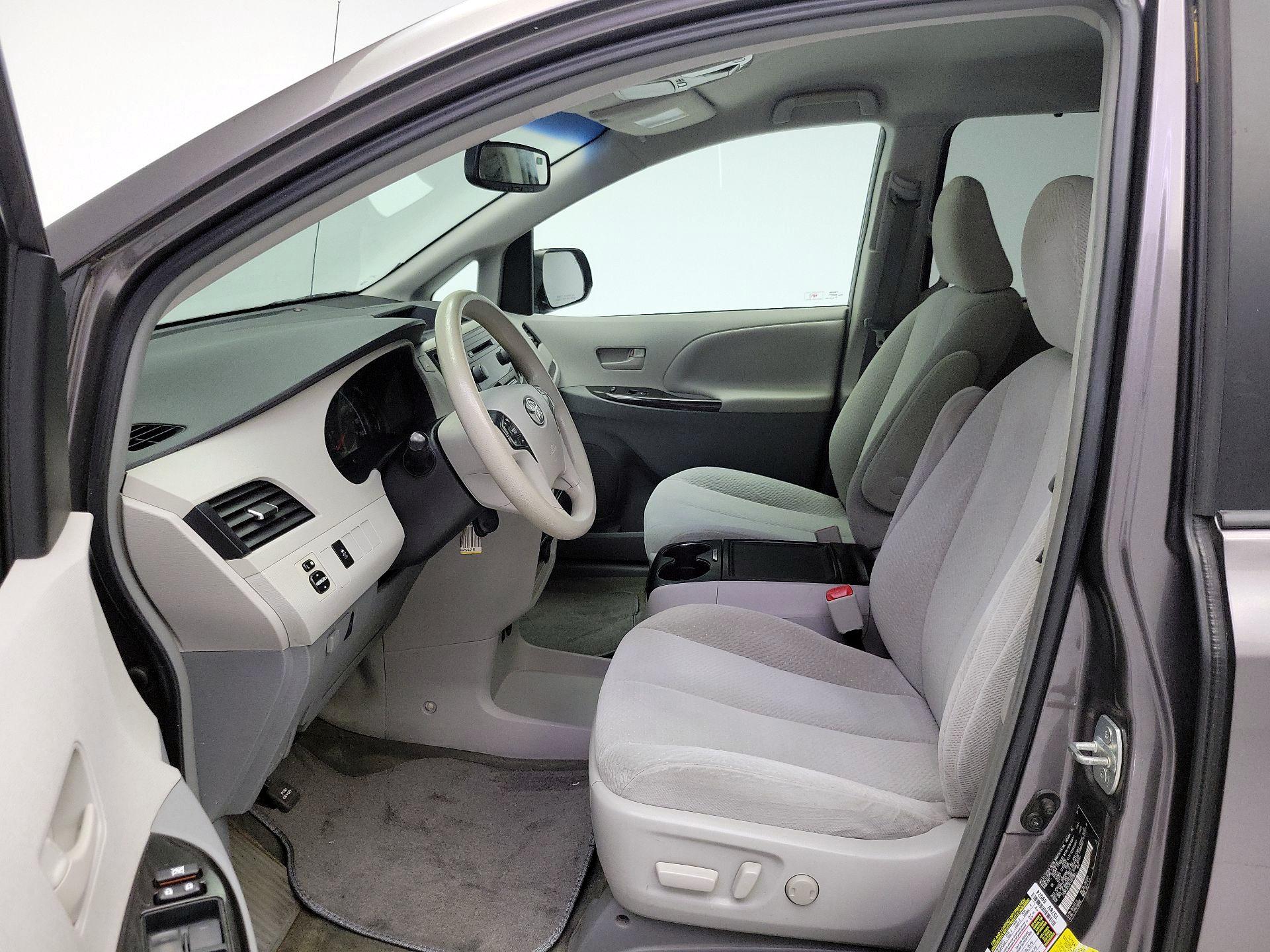Thumbnail: 2014 Toyota Sienna - 11
