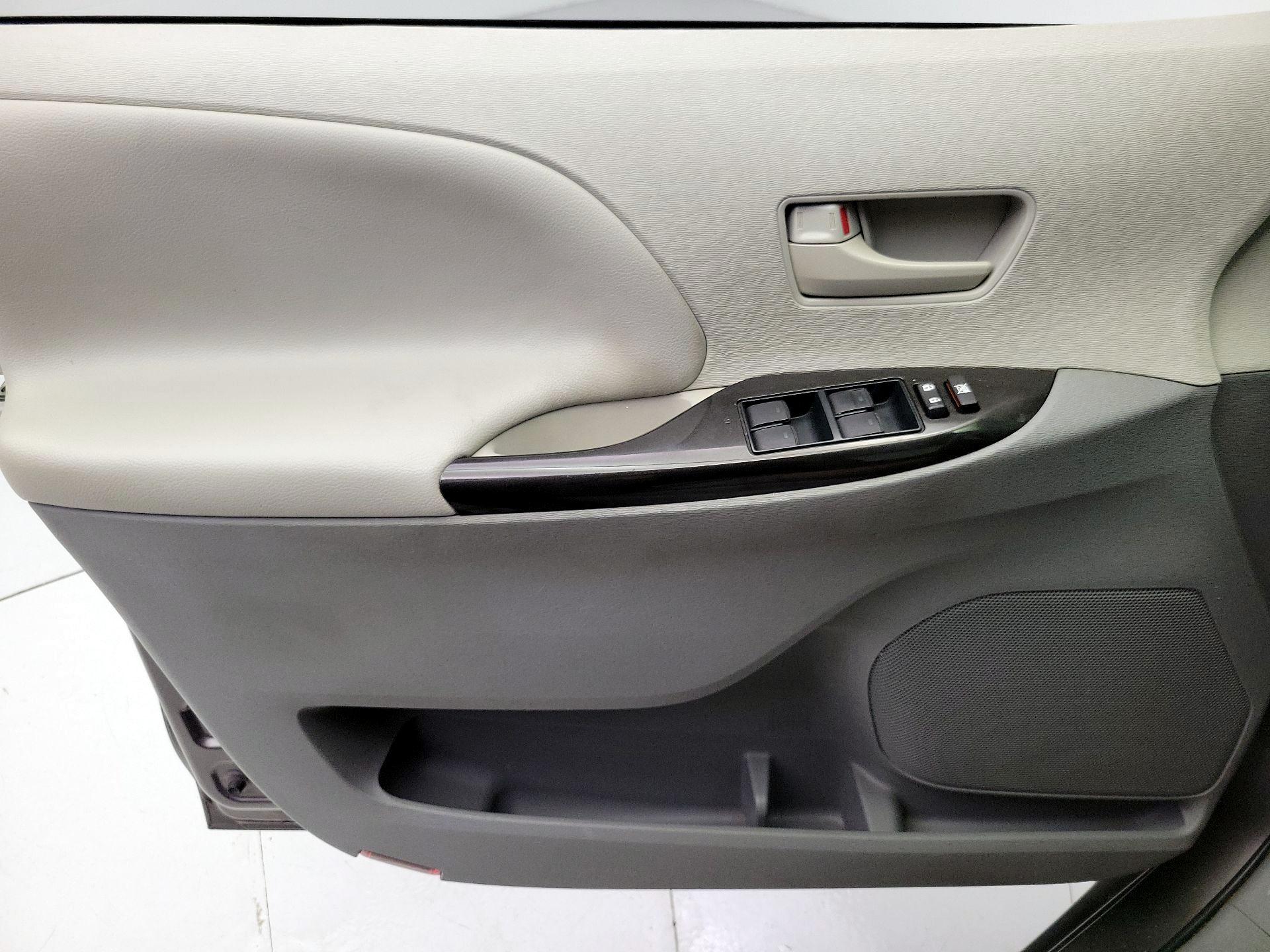 Thumbnail: 2014 Toyota Sienna - 12