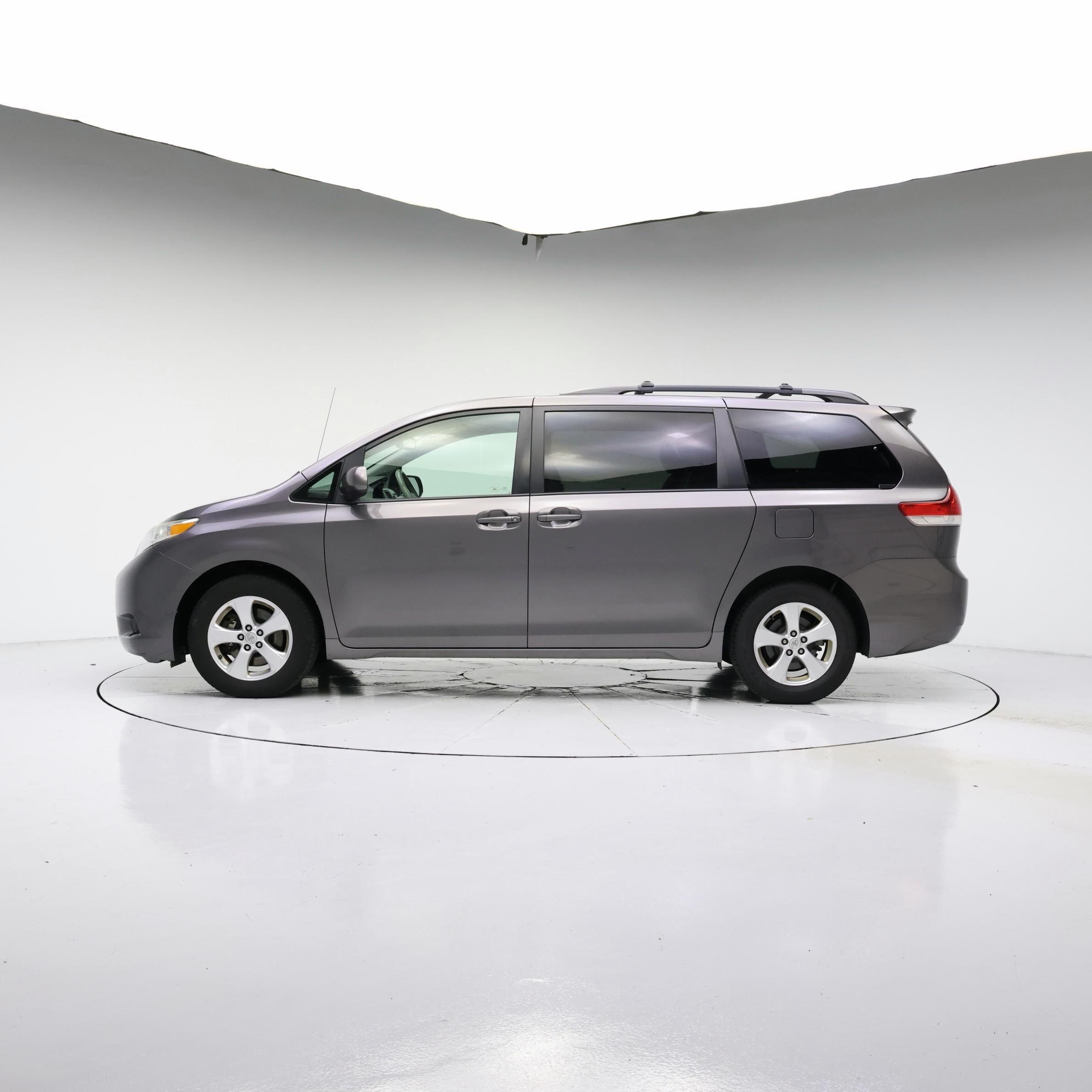 Thumbnail: 2014 Toyota Sienna - 3