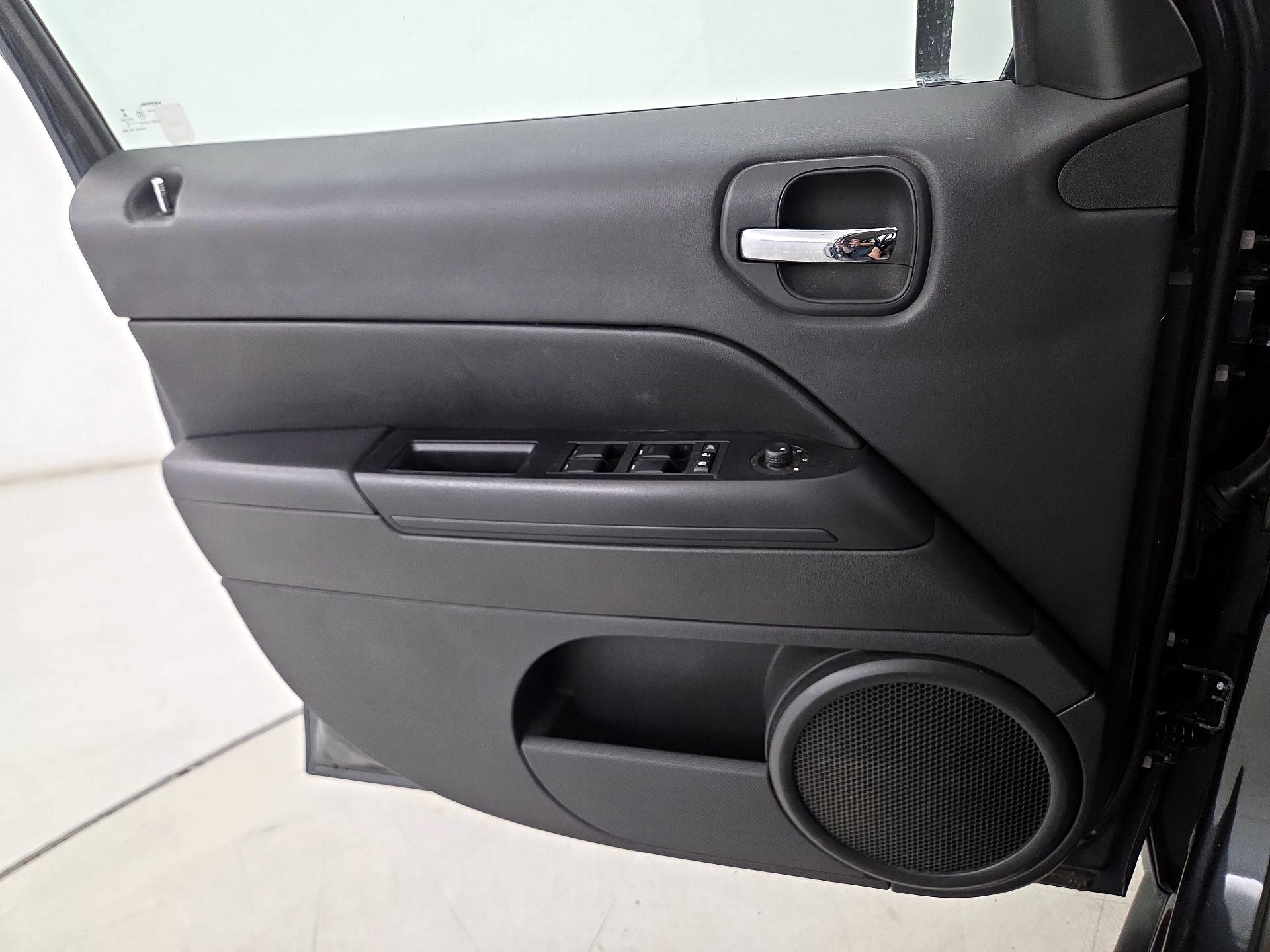 Thumbnail: 2014 Jeep Patriot - 12
