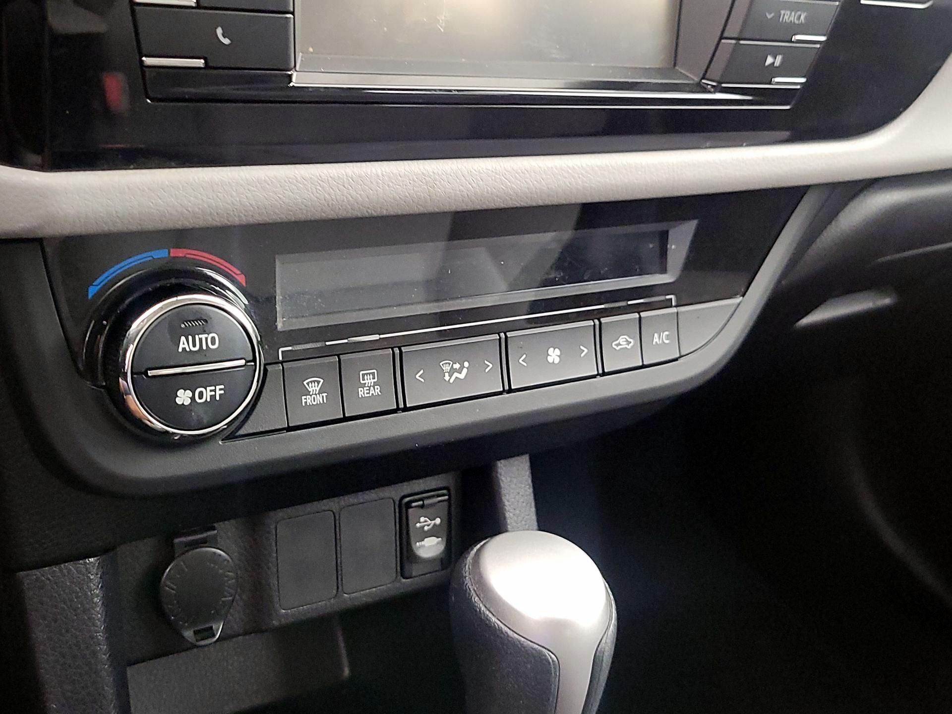 Thumbnail: 2015 Toyota Corolla - 16