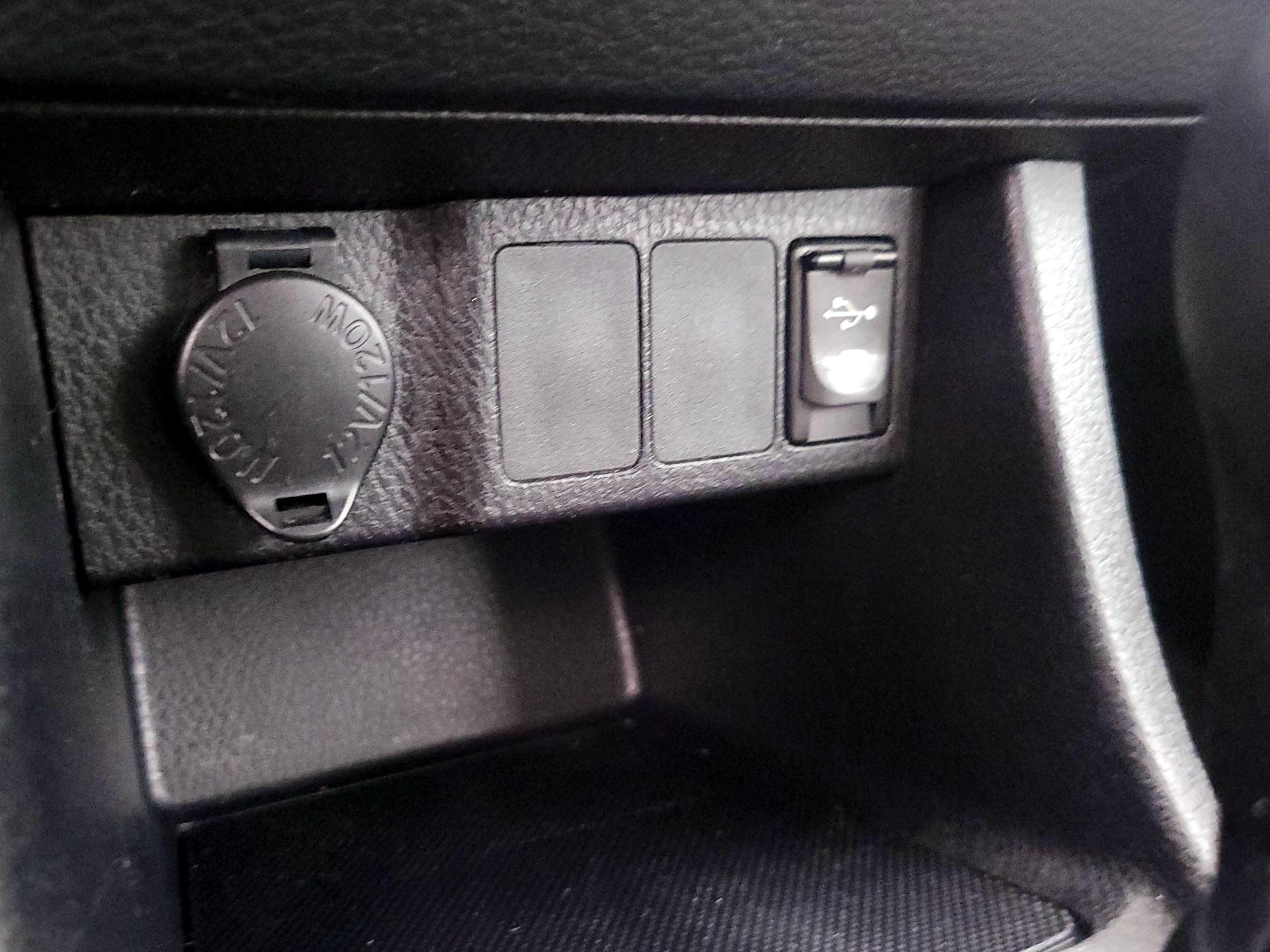Thumbnail: 2015 Toyota Corolla - 18