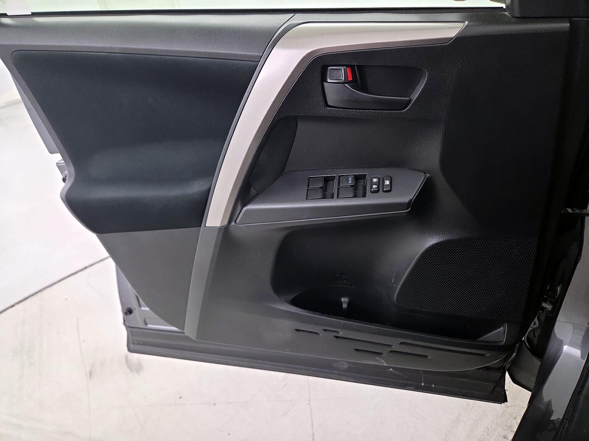 Thumbnail: 2018 Toyota RAV4 - 12