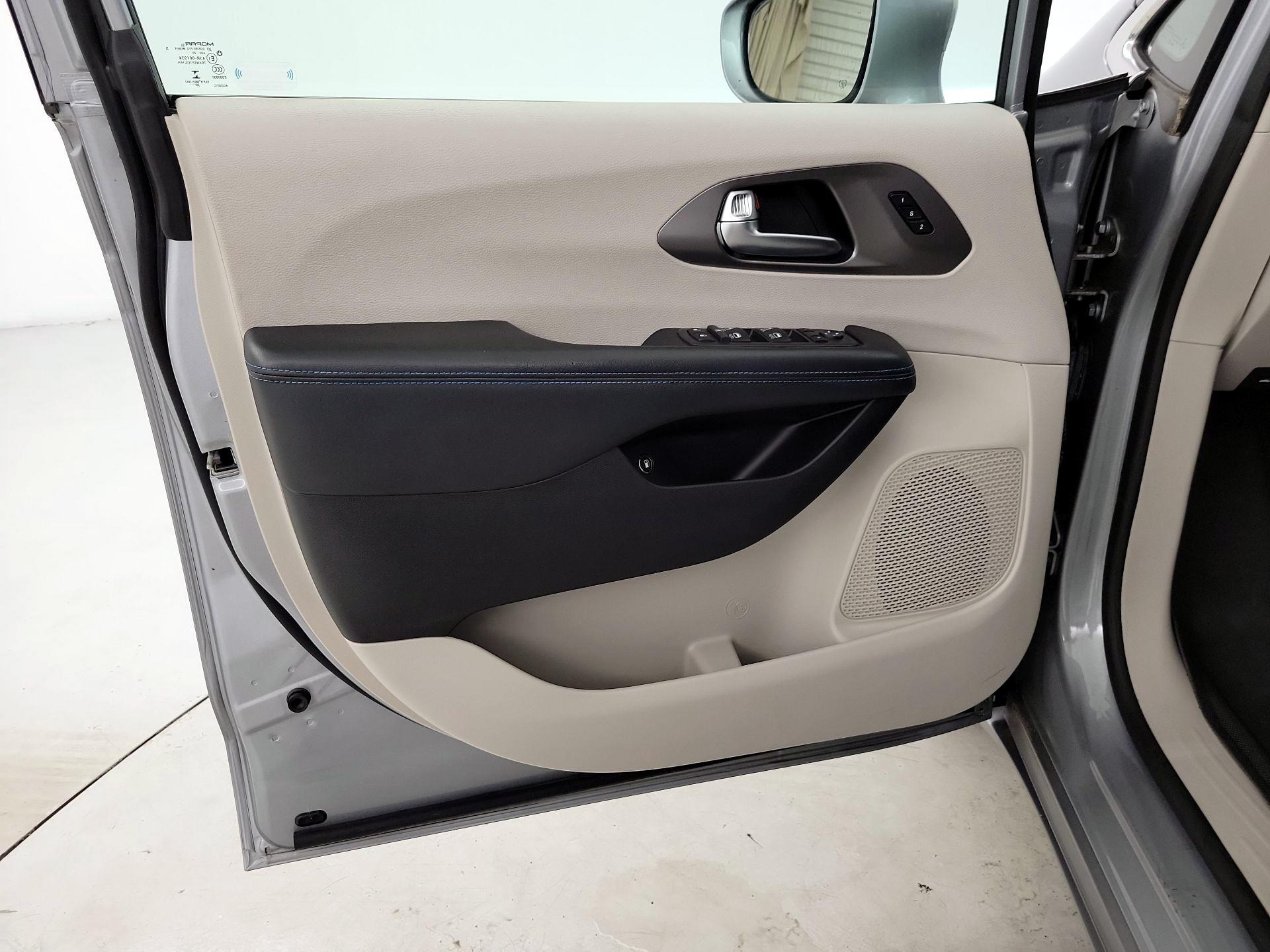 Thumbnail: 2021 Chrysler Pacifica - 12
