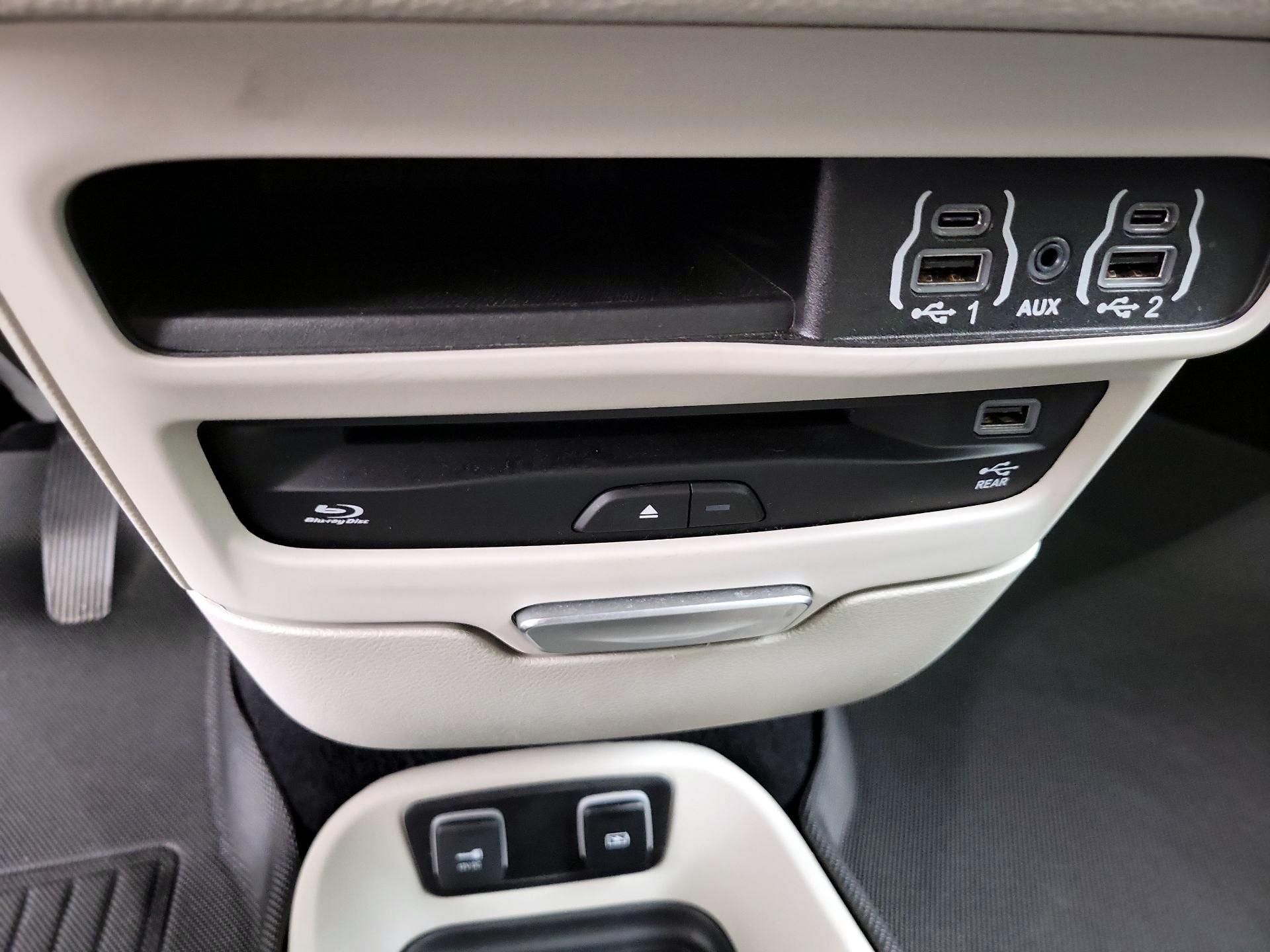Thumbnail: 2021 Chrysler Pacifica - 19