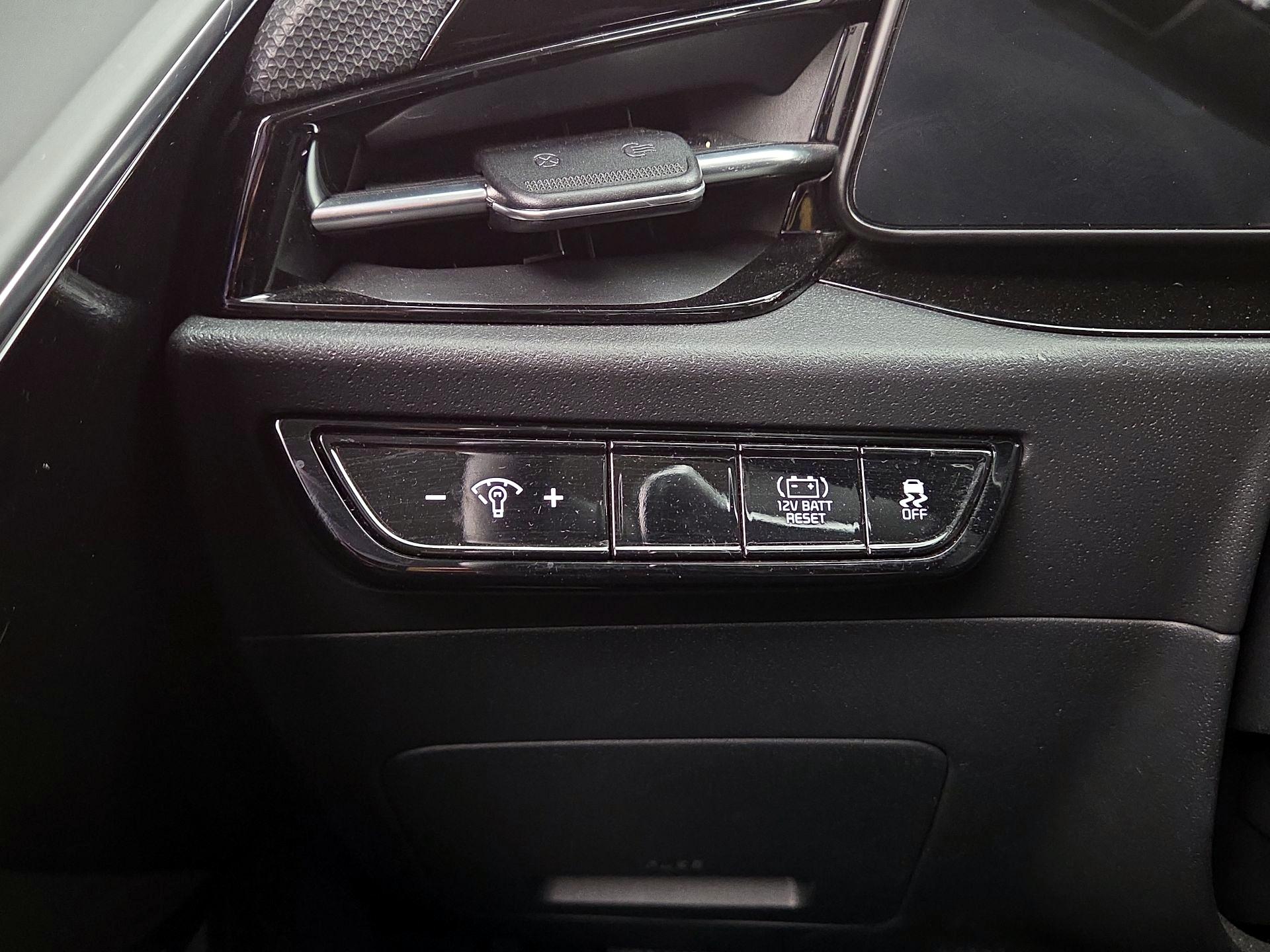 Thumbnail: 2023 Kia Niro - 13
