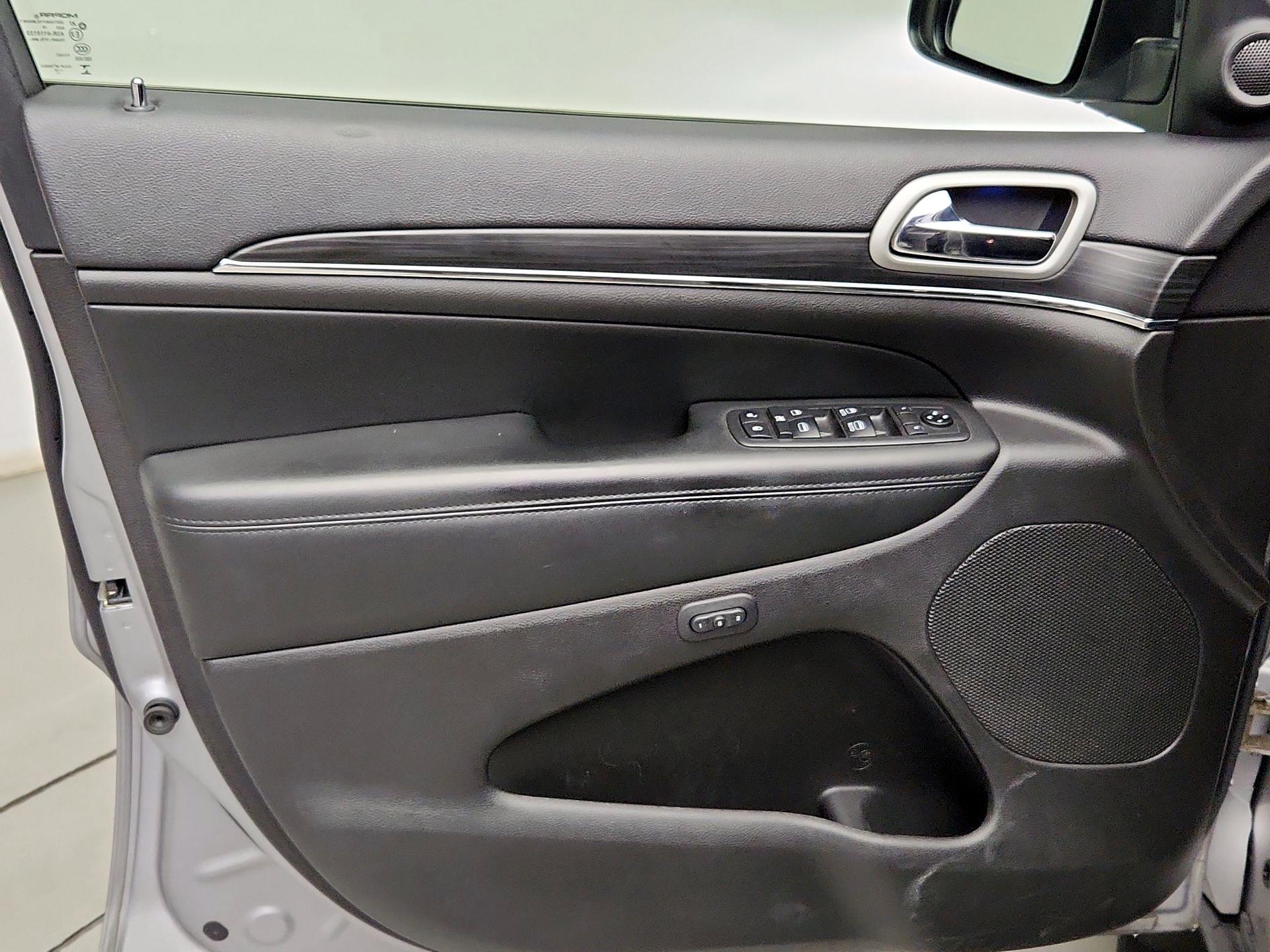 Thumbnail: 2019 Jeep Grand Cherokee - 12