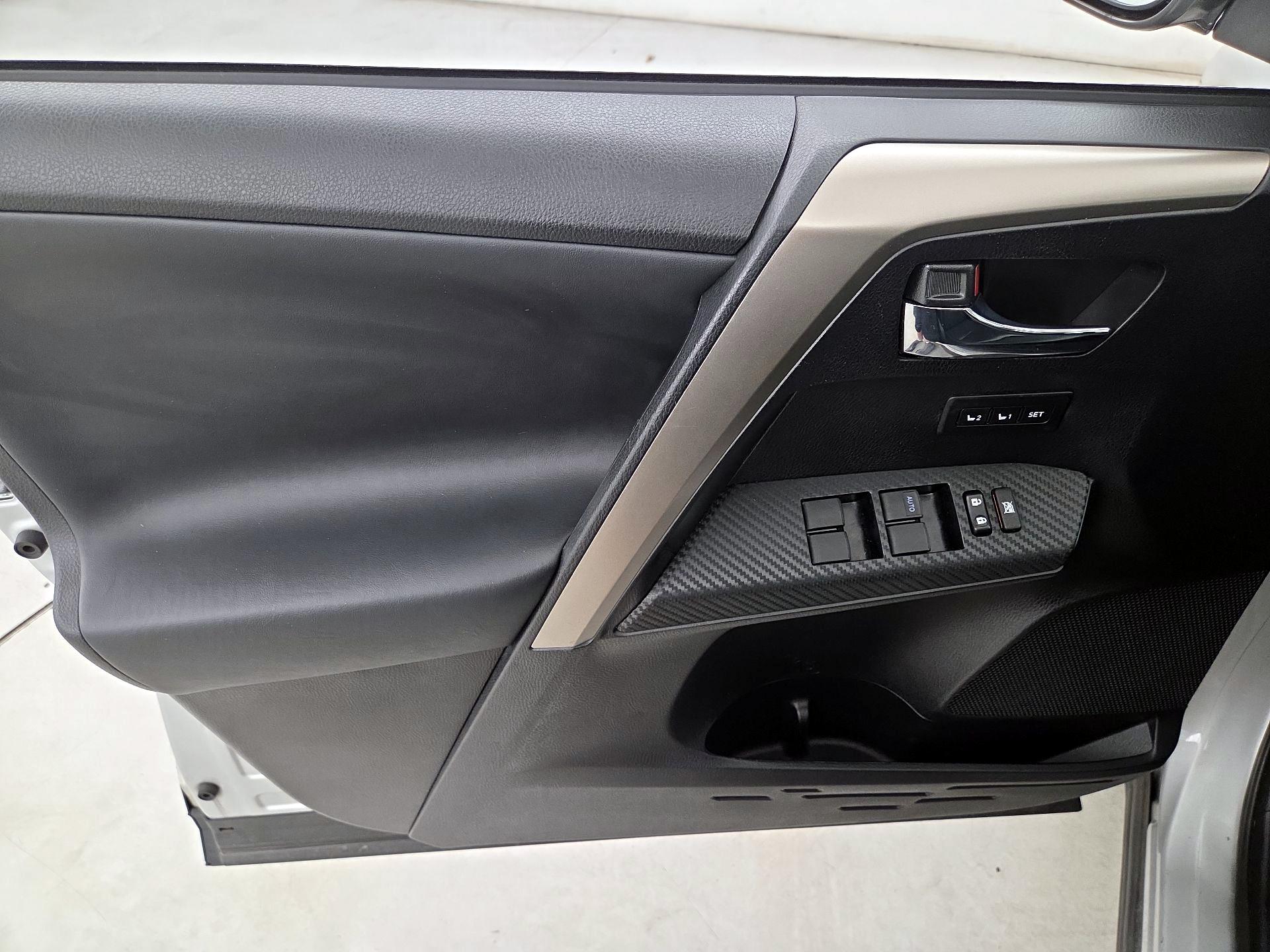 Thumbnail: 2015 Toyota RAV4 - 12