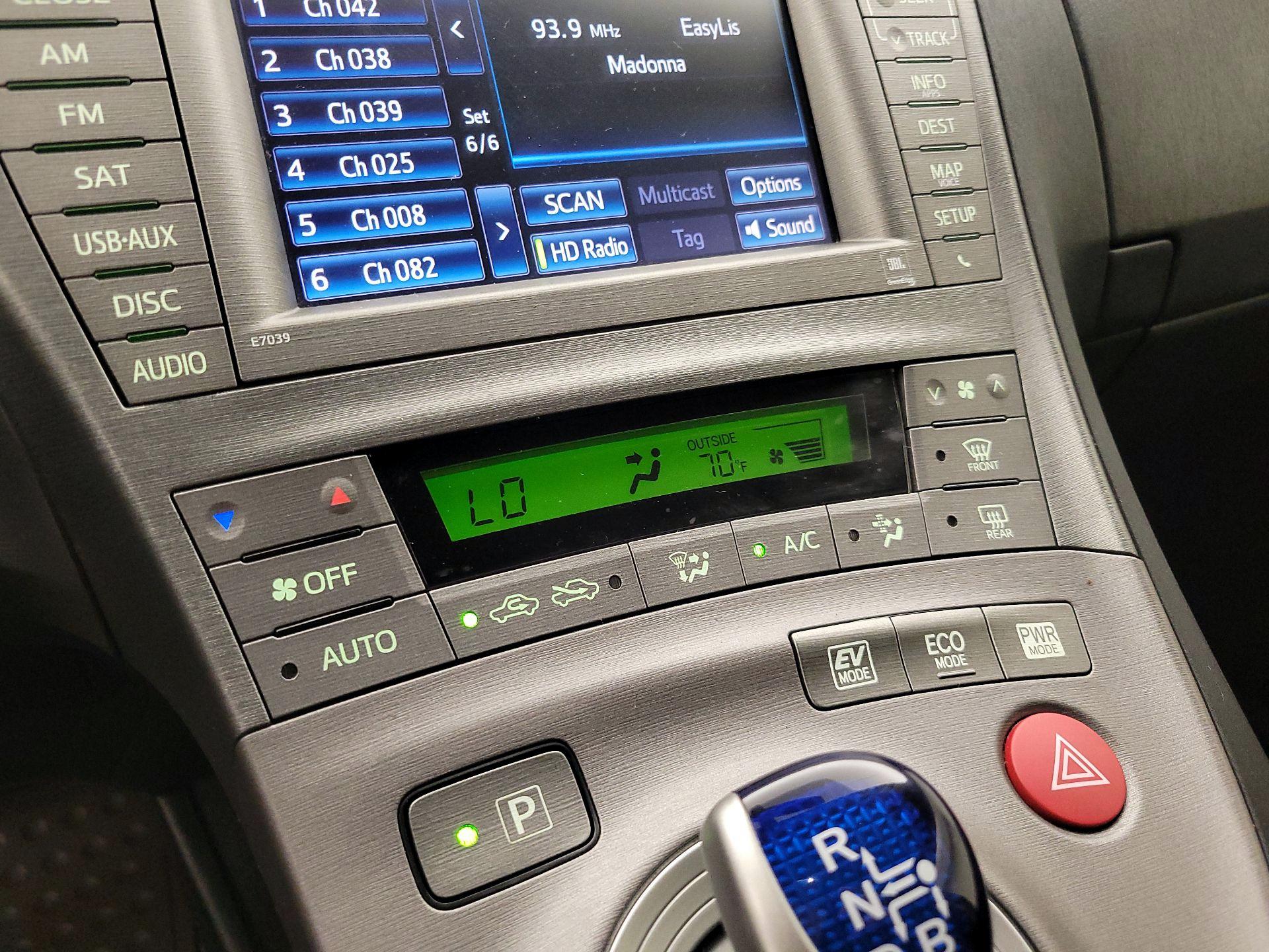 Thumbnail: 2015 Toyota Prius - 16