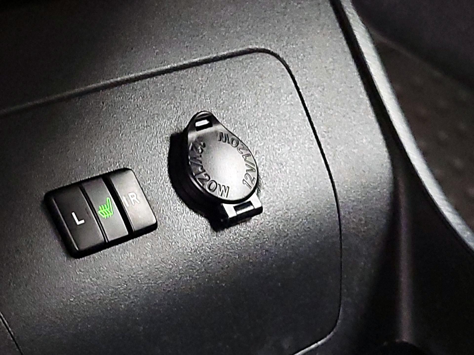 Thumbnail: 2015 Toyota Prius - 18
