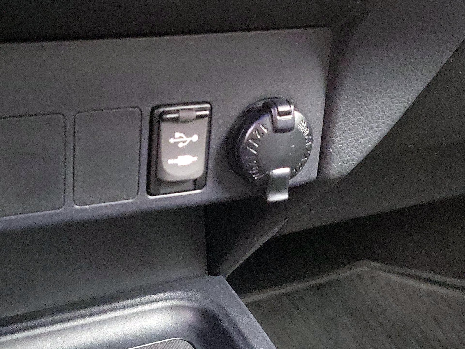 2018 Toyota RAV4 XLE - Photo 19