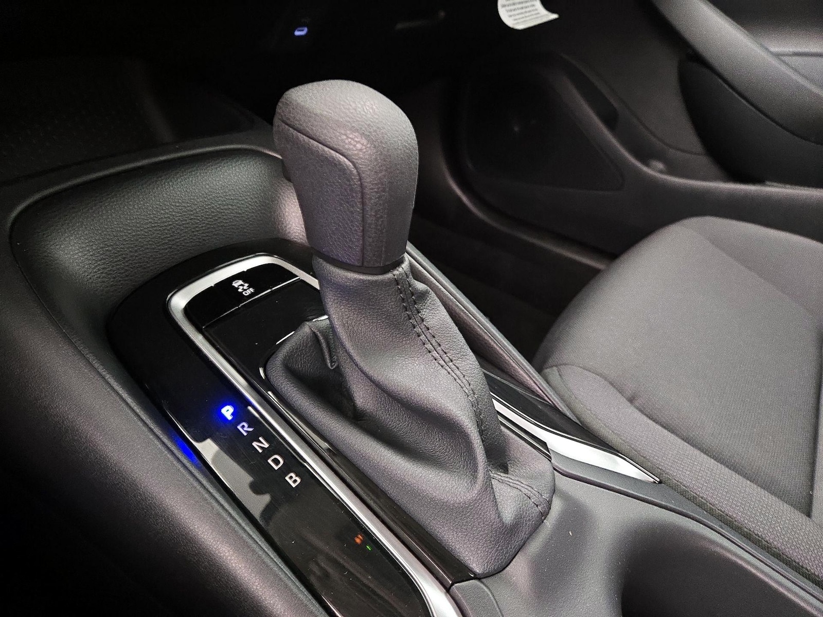 2026 Toyota Corolla LE - Photo 16