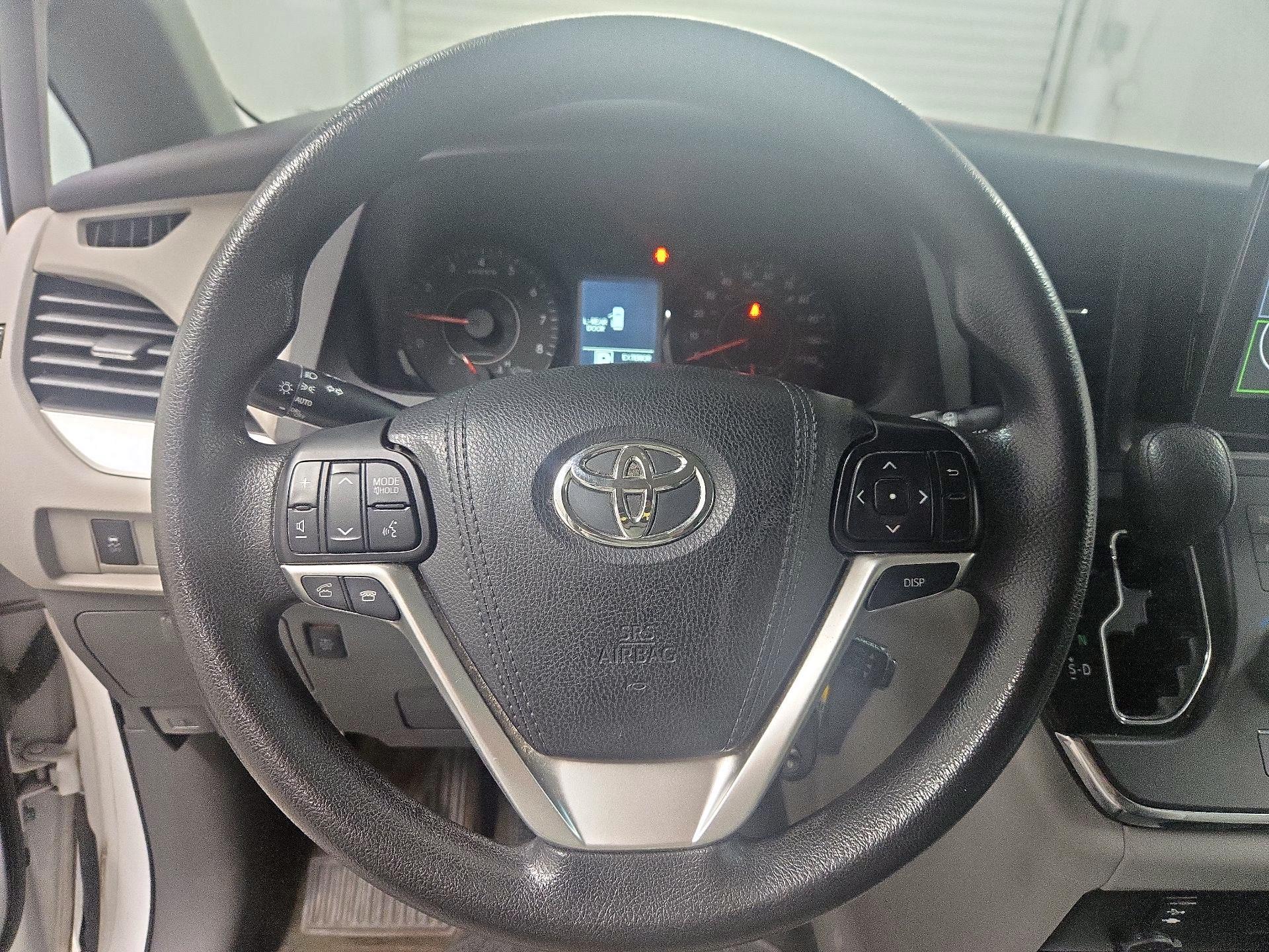Thumbnail: 2015 Toyota Sienna - 10