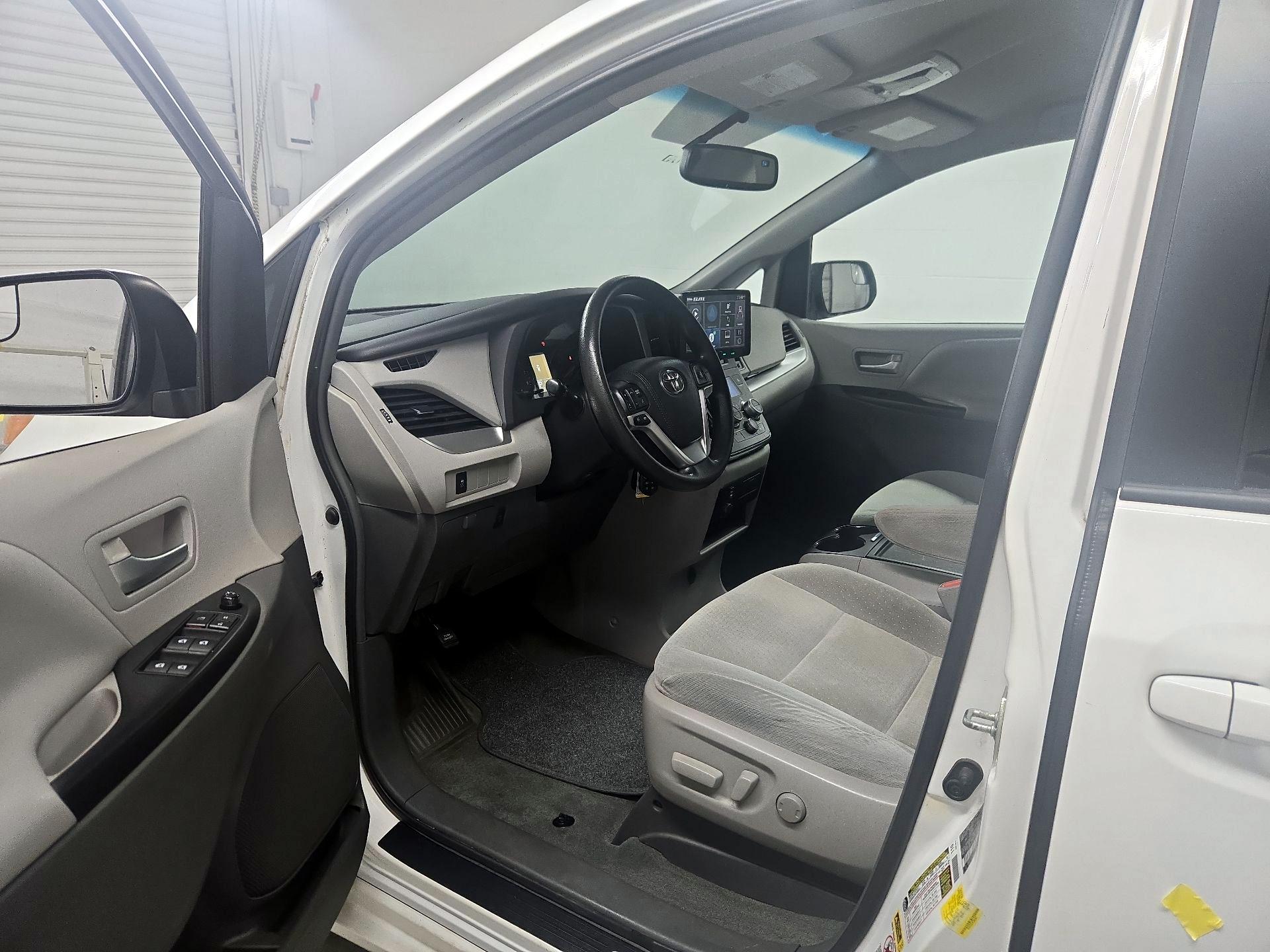 Thumbnail: 2015 Toyota Sienna - 11