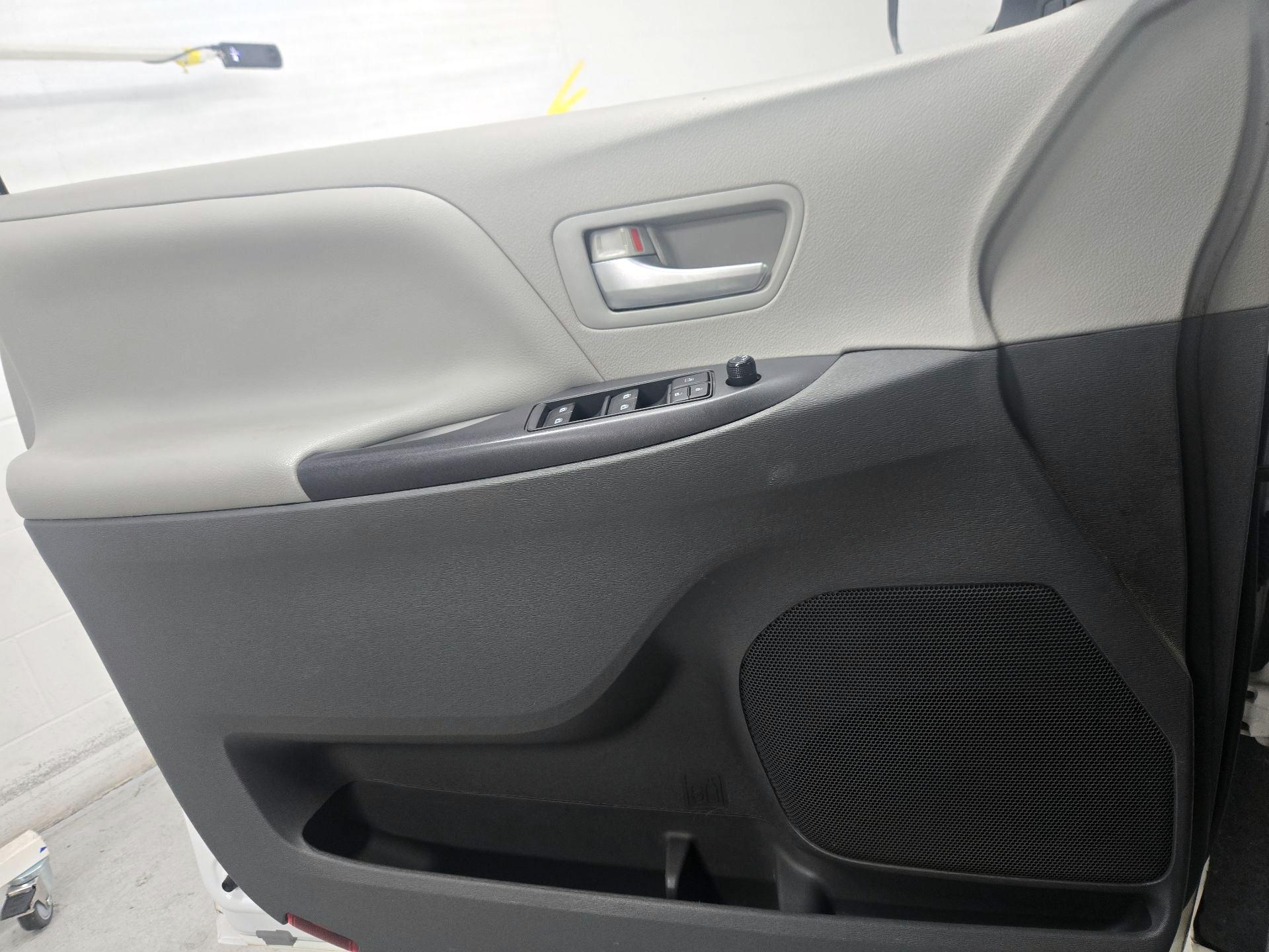 Thumbnail: 2015 Toyota Sienna - 12