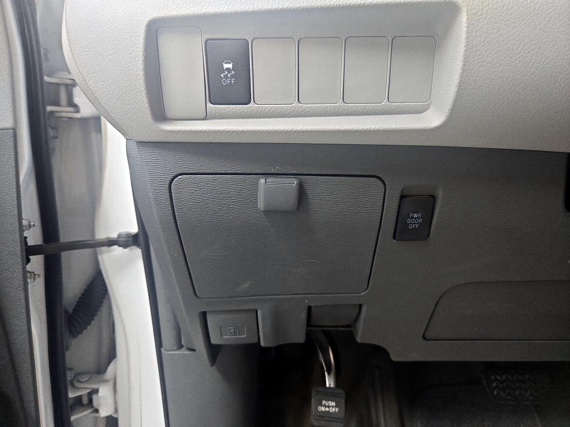 Thumbnail: 2015 Toyota Sienna - 13