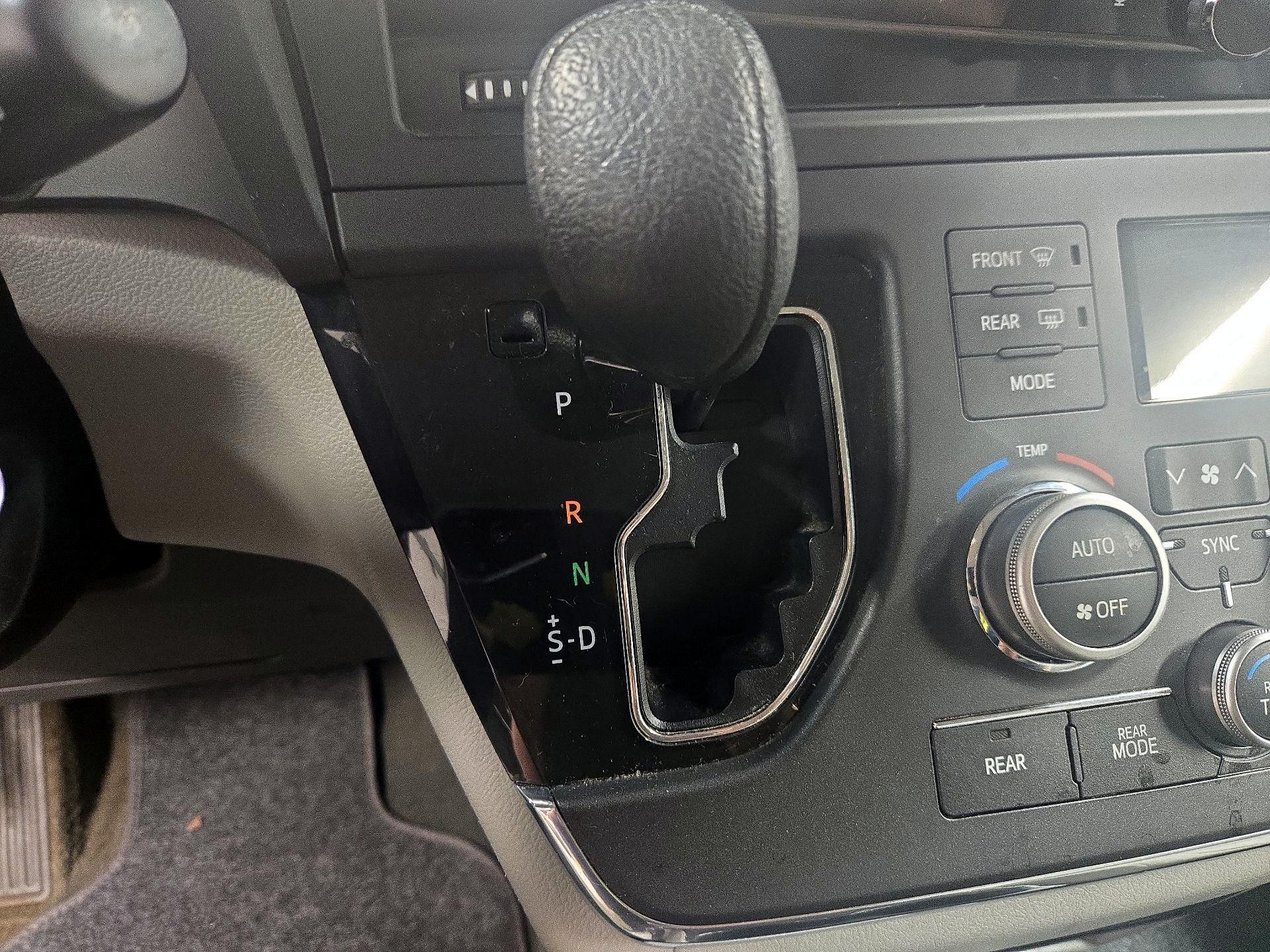Thumbnail: 2015 Toyota Sienna - 17