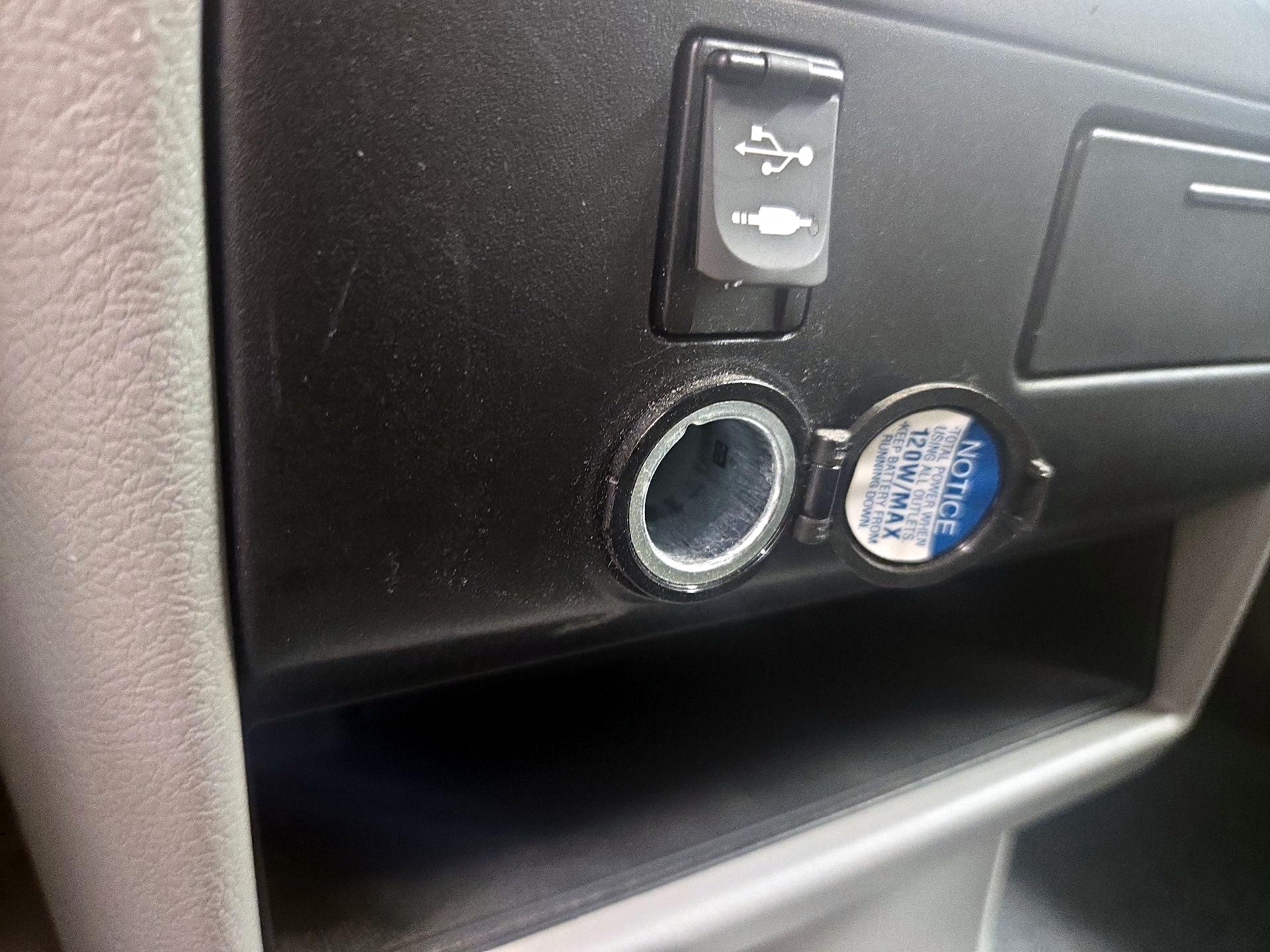 Thumbnail: 2015 Toyota Sienna - 18