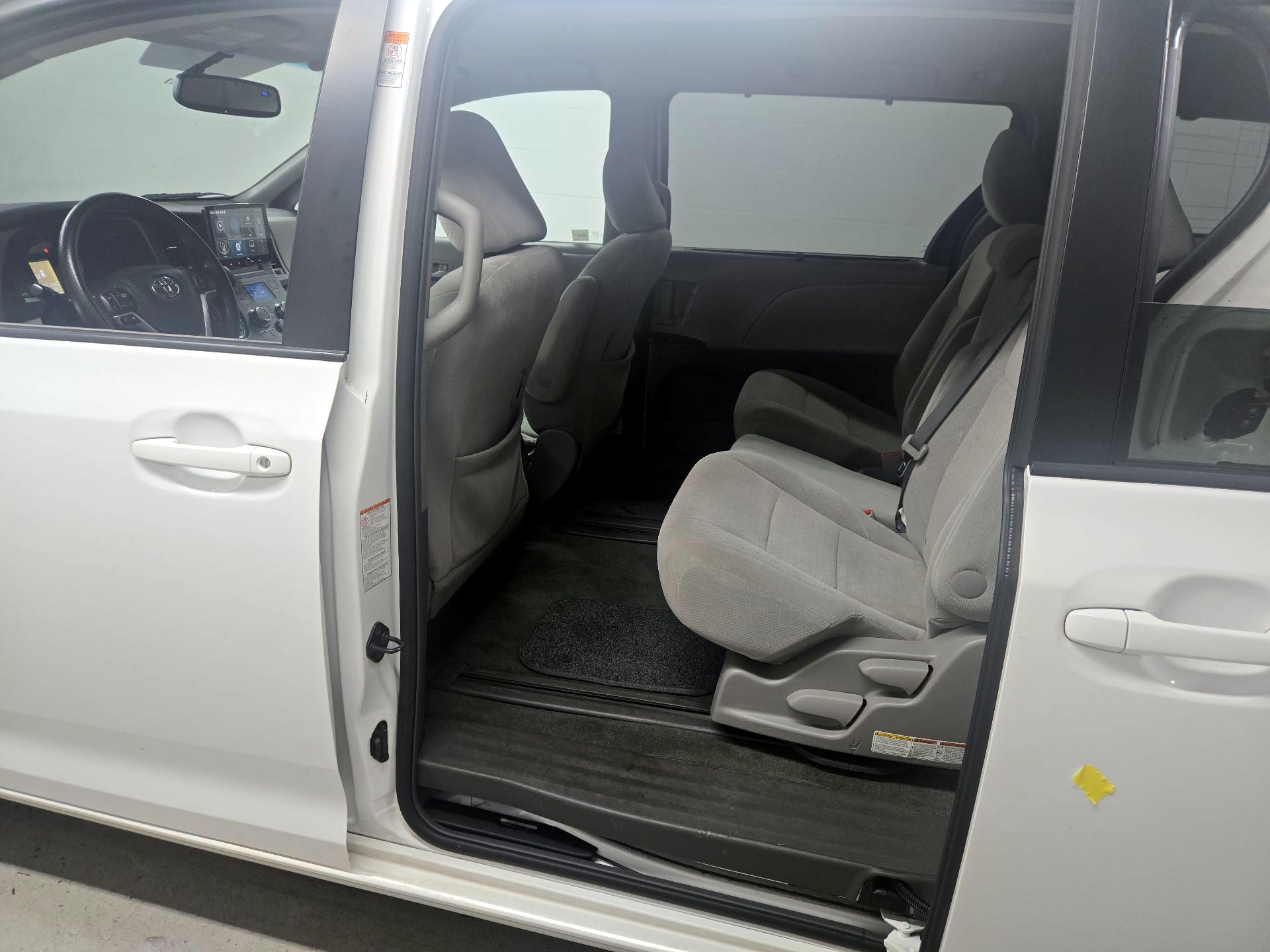 Thumbnail: 2015 Toyota Sienna - 19