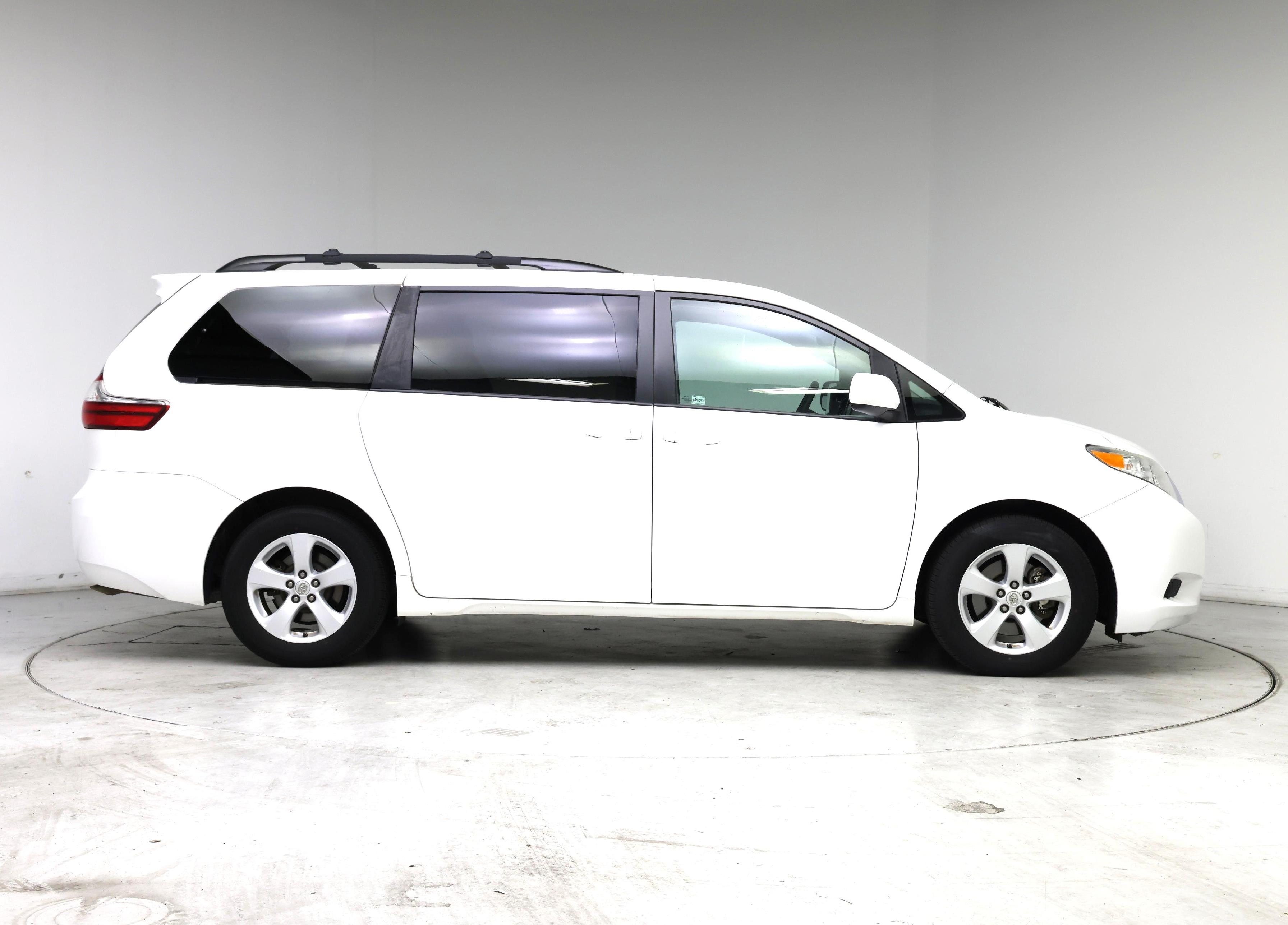 Thumbnail: 2015 Toyota Sienna - 7
