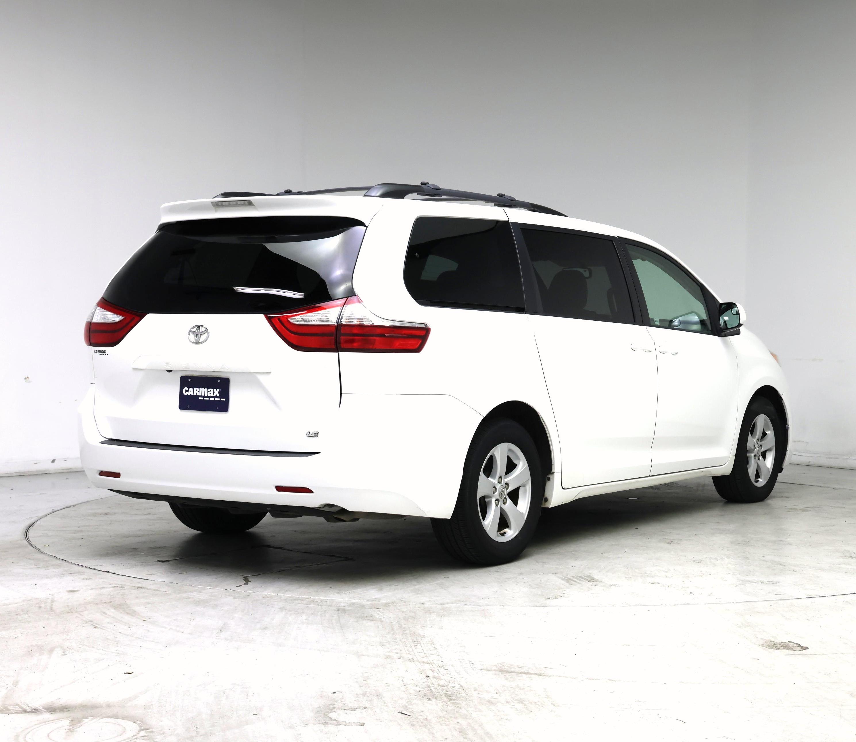 Thumbnail: 2015 Toyota Sienna - 8