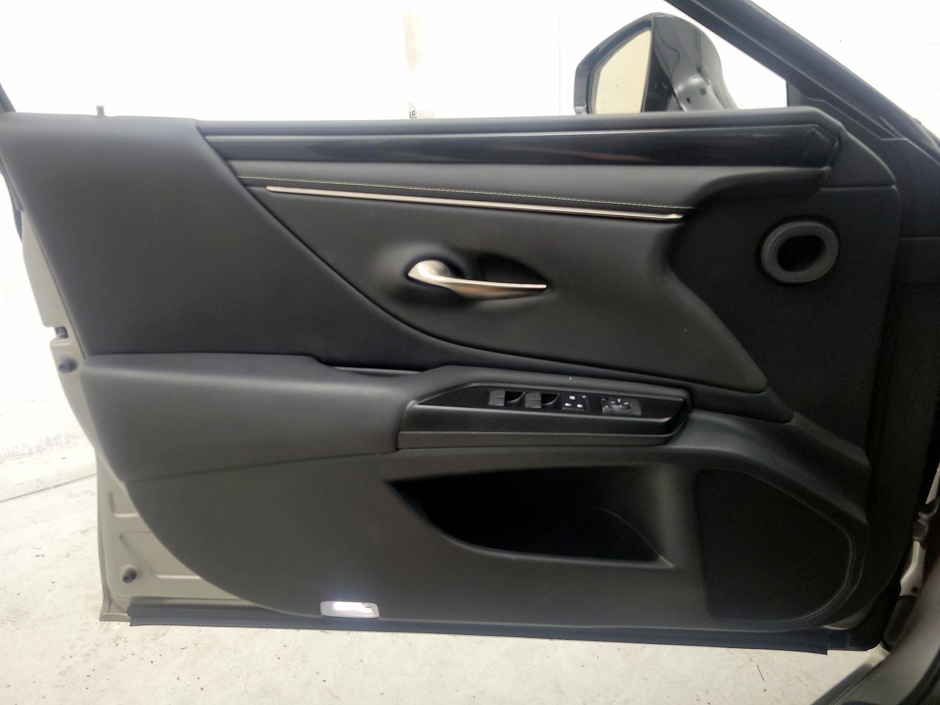 Thumbnail: 2019 Lexus ES - 12