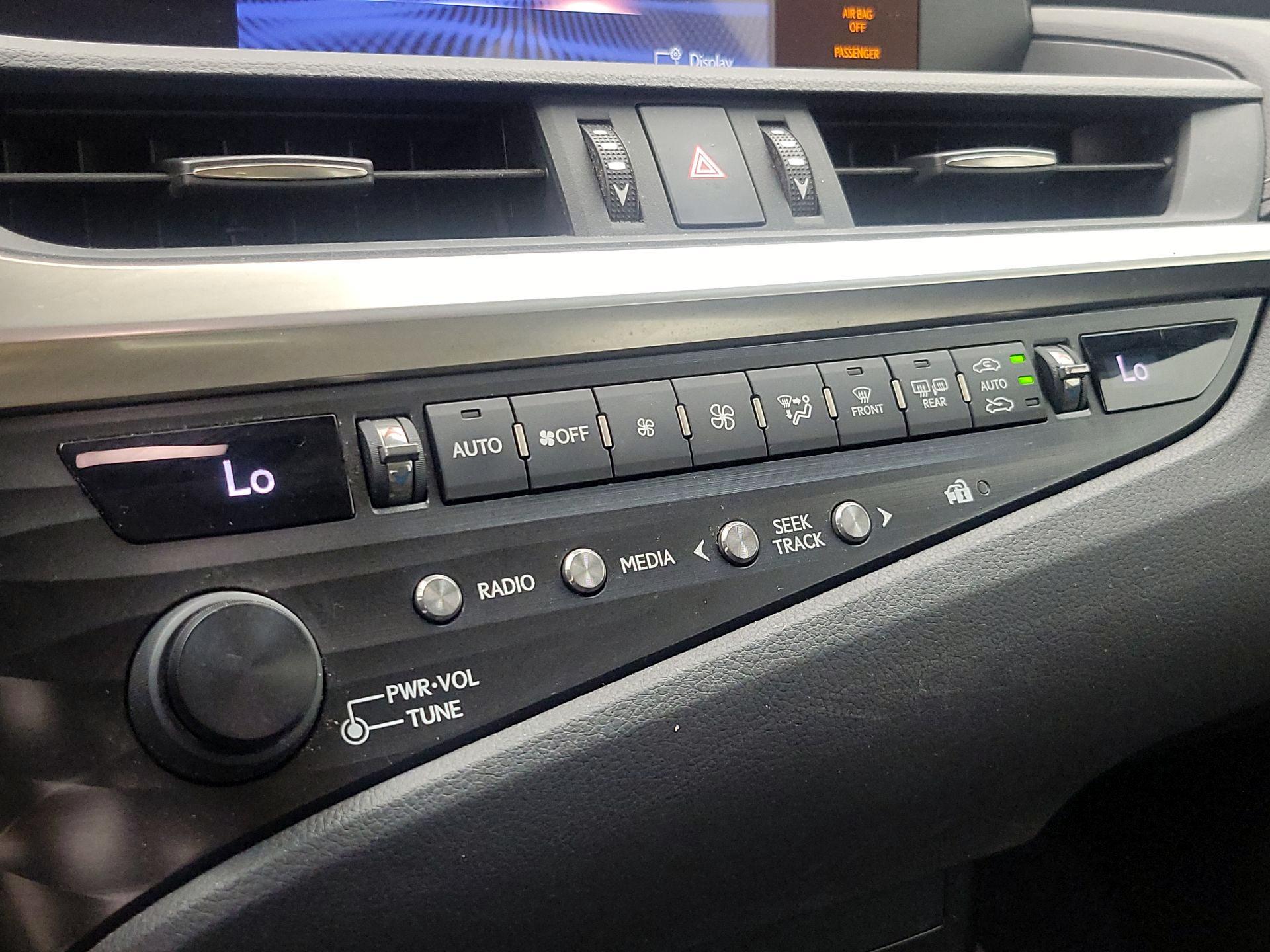 Thumbnail: 2019 Lexus ES - 16
