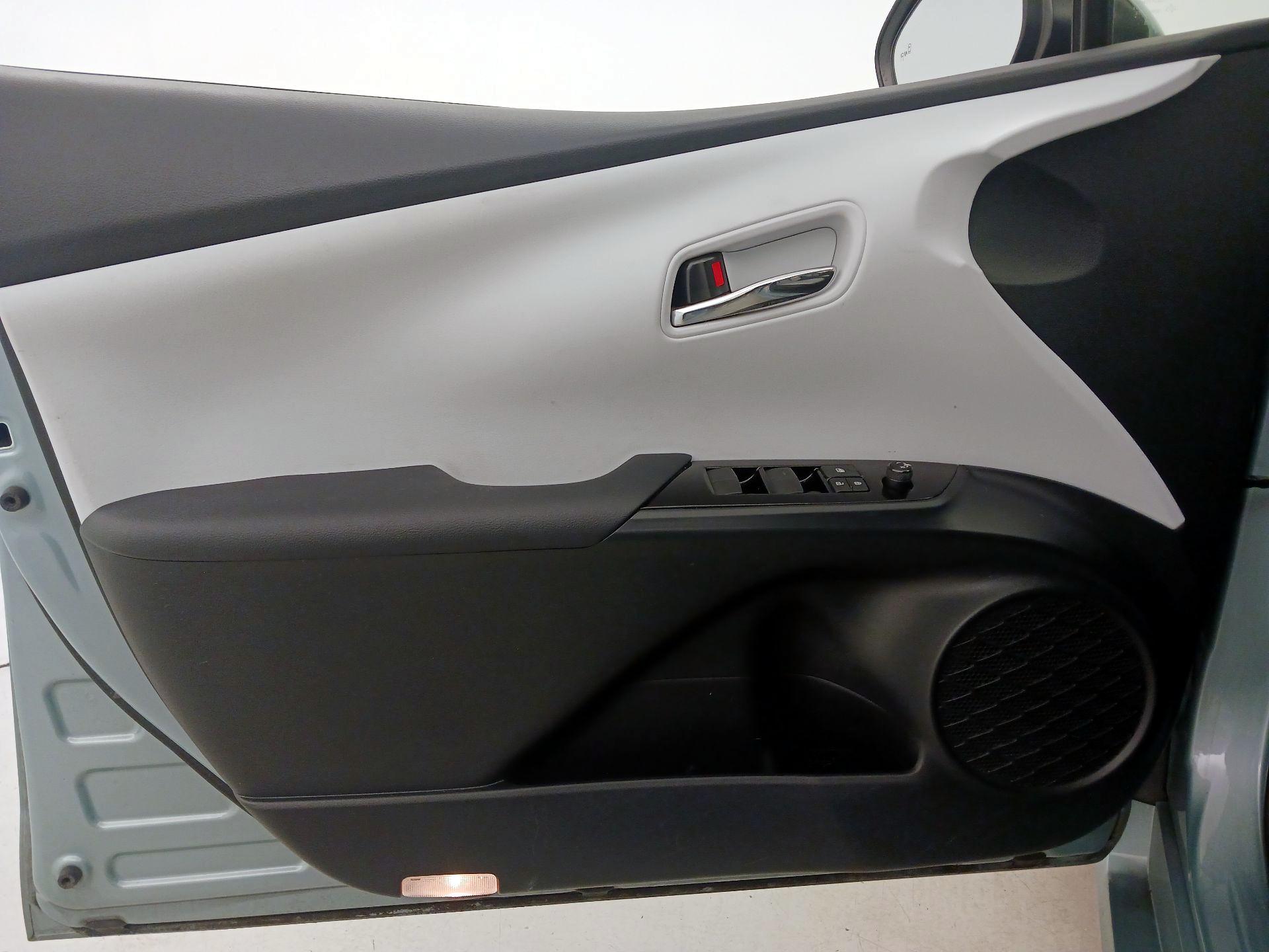 Thumbnail: 2021 Toyota Prius - 12
