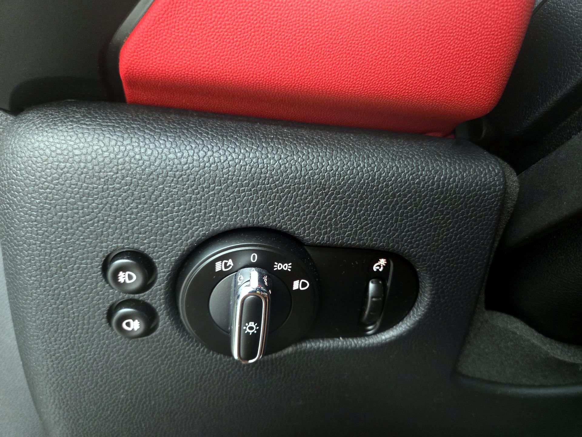 Thumbnail: 2015 MINI Cooper Hardtop - 13