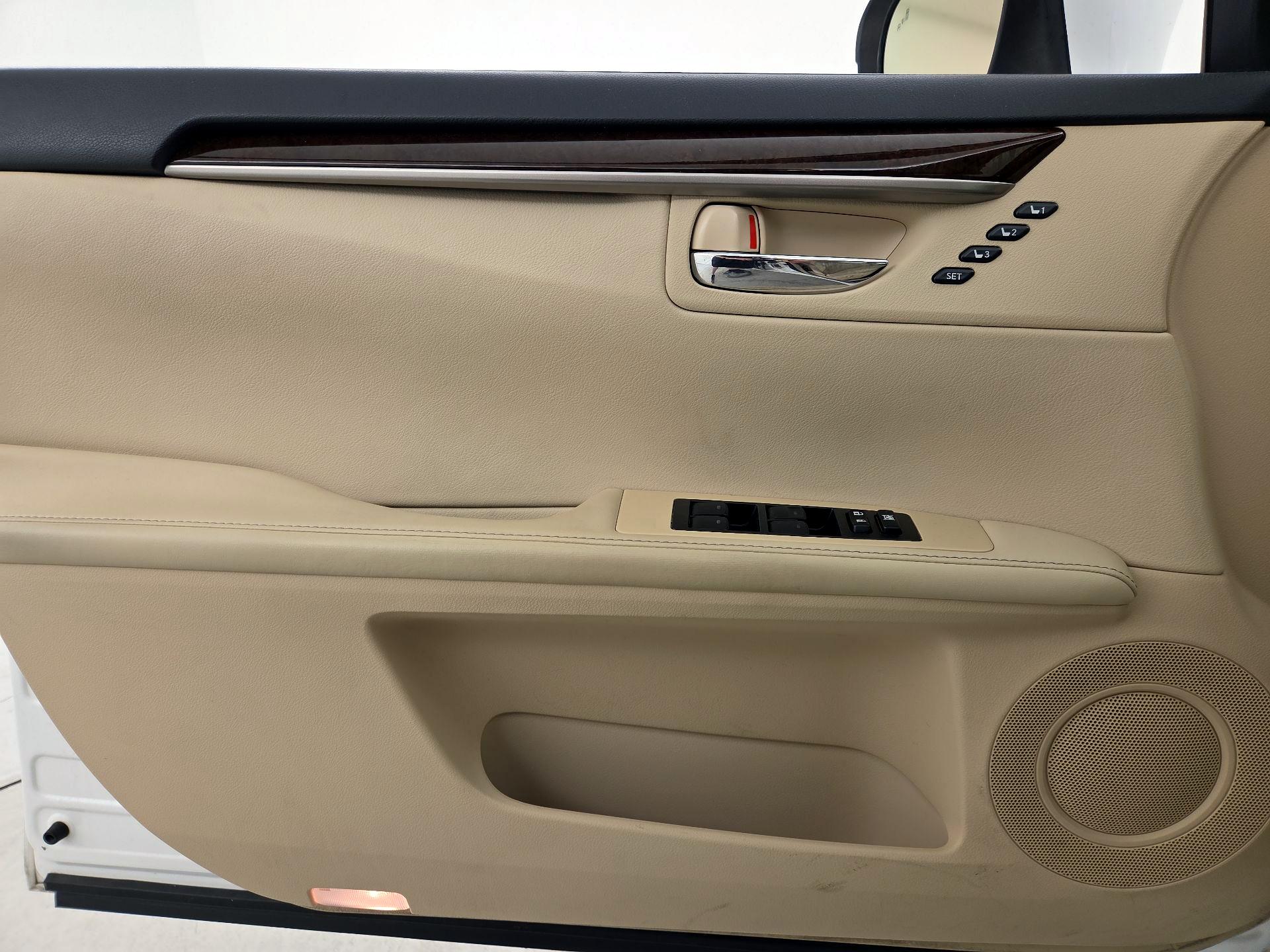 Thumbnail: 2015 Lexus ES - 12